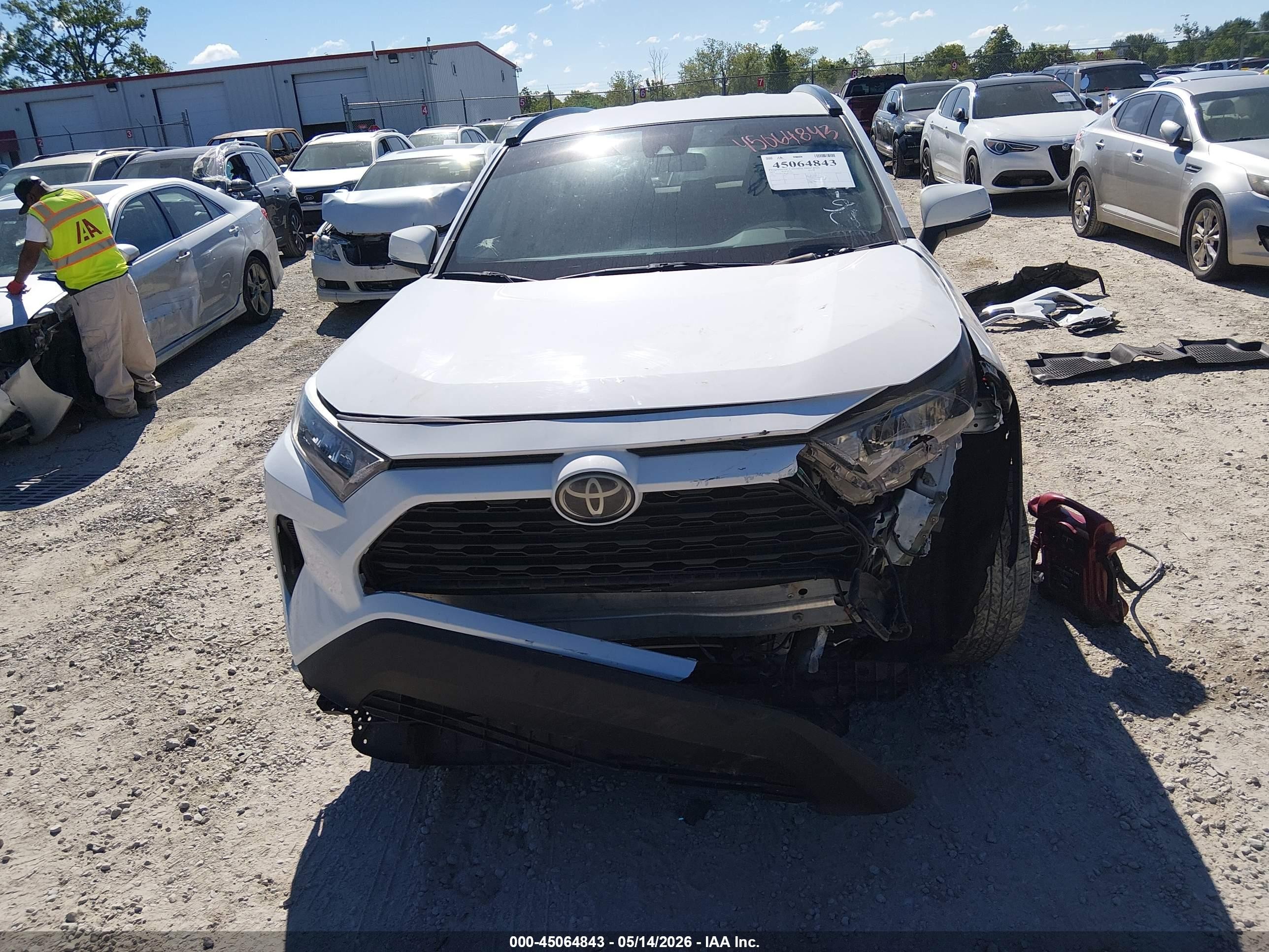 2019 Toyota Rav4 Le Белый vin: 2T3G1RFV8KW015945