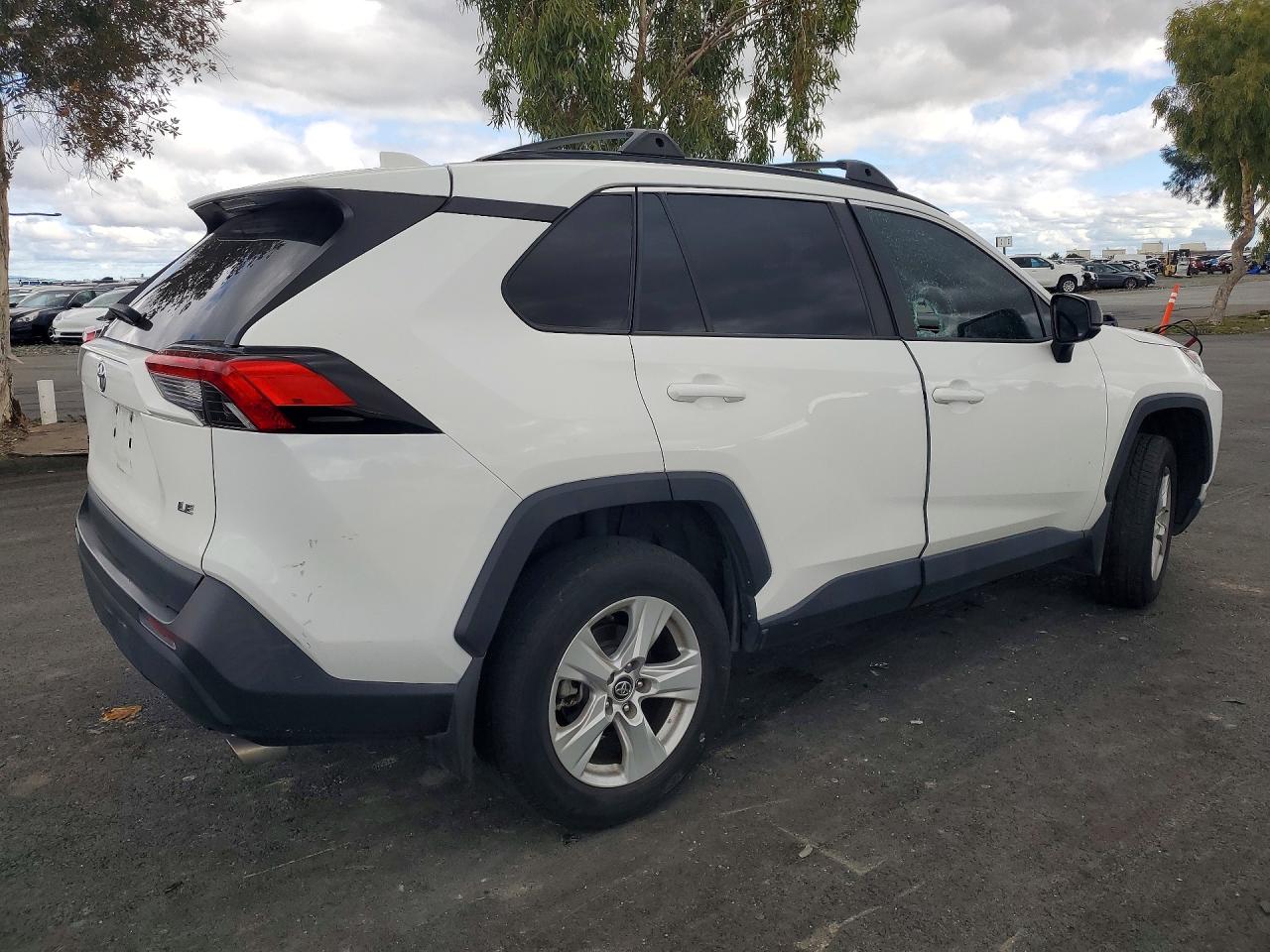 2021 Toyota Rav4 Le White vin: 2T3H1RFV0MW141918