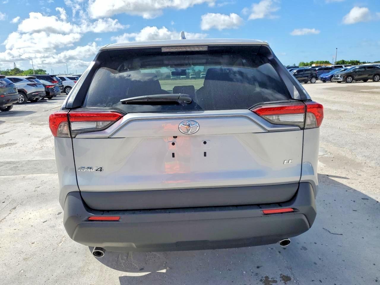 2025 Toyota Rav4 Le Silver vin: 2T3H1RFV3SW412628