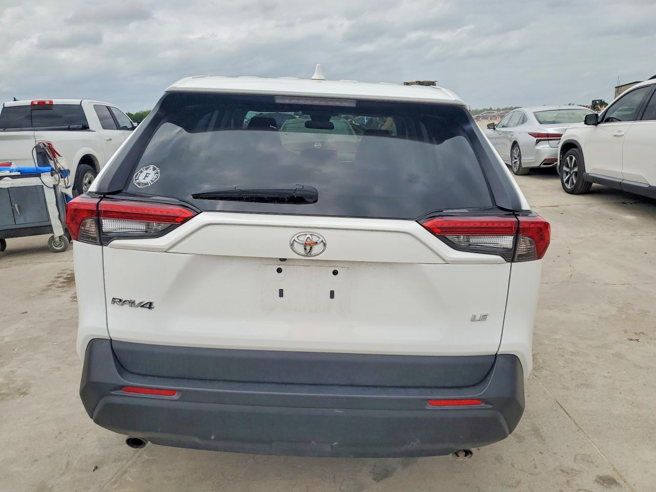 2022 Toyota Rav4 Le White vin: 2T3H1RFV4NC180840
