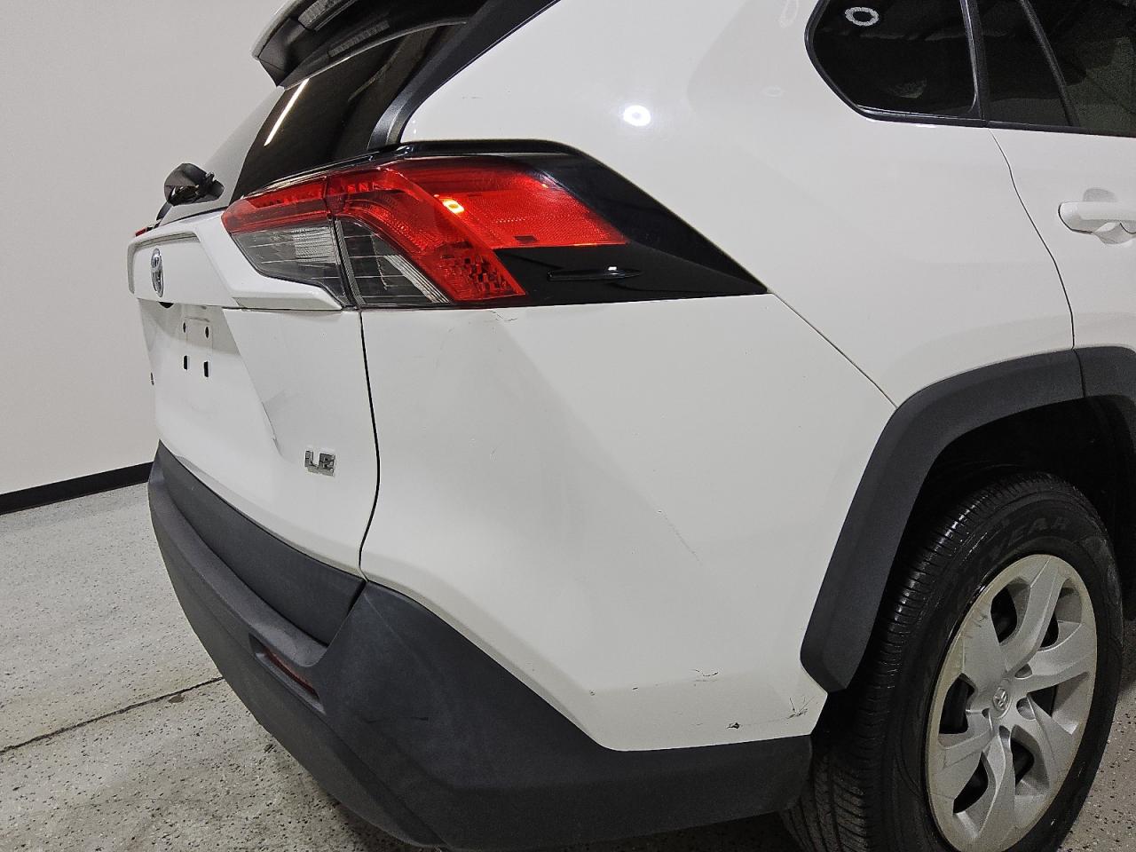 2021 Toyota Rav4 Le Белый vin: 2T3H1RFVXMC163183 Damage: Rear Bumper, Heavy Scratch, > 12 Inches
