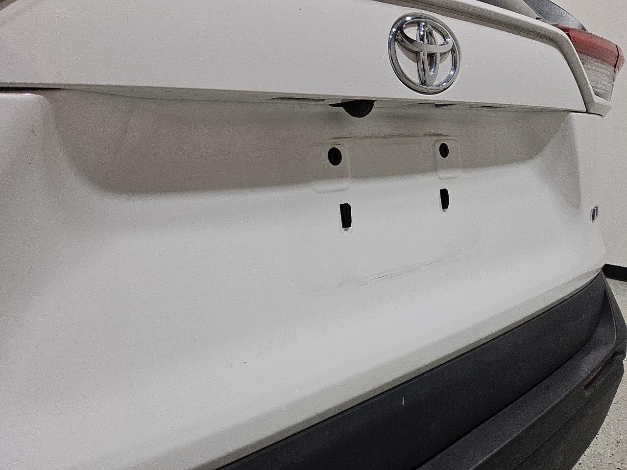2021 Toyota Rav4 Le Белый vin: 2T3H1RFVXMC163183 Damage: Lift Gate, Heavy Scratch, > 12 Inches