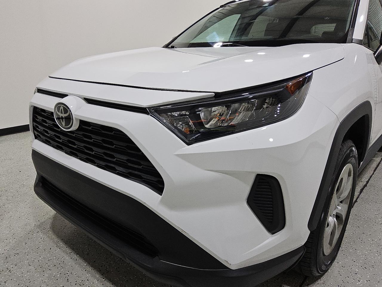 2021 Toyota Rav4 Le Белый vin: 2T3H1RFVXMC163183 Damage: Front Bumper, Heavy Scratch, 9 To 10 Inches