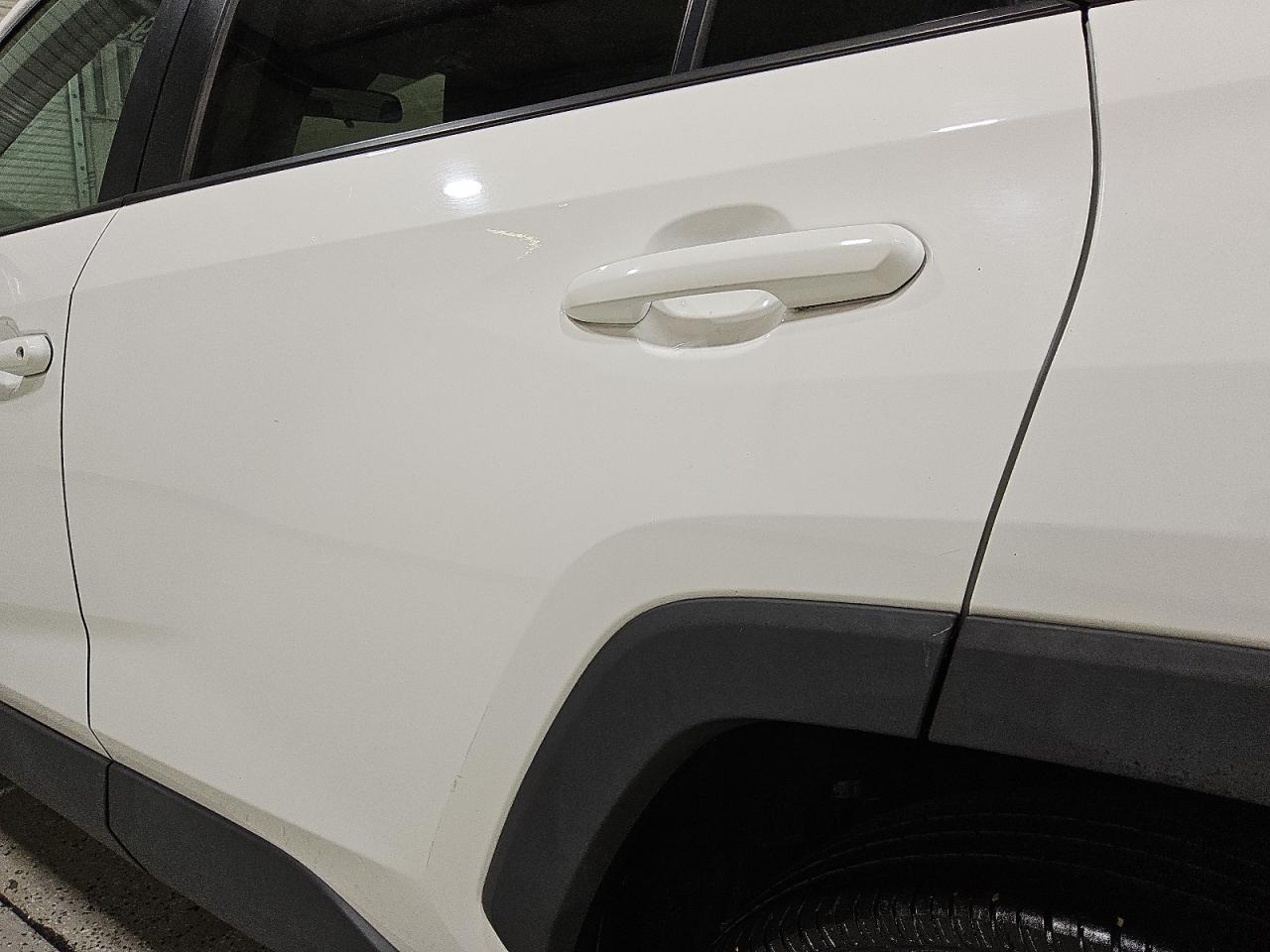 2021 Toyota Rav4 Le Белый vin: 2T3H1RFVXMC163183 Damage: Left Rear Door, Heavy Scratch, > 12 Inches