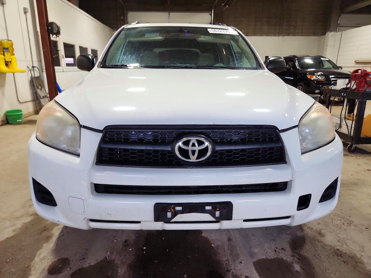 2010 Toyota Rav4 Base White vin: 2T3JF4DV5AW044623