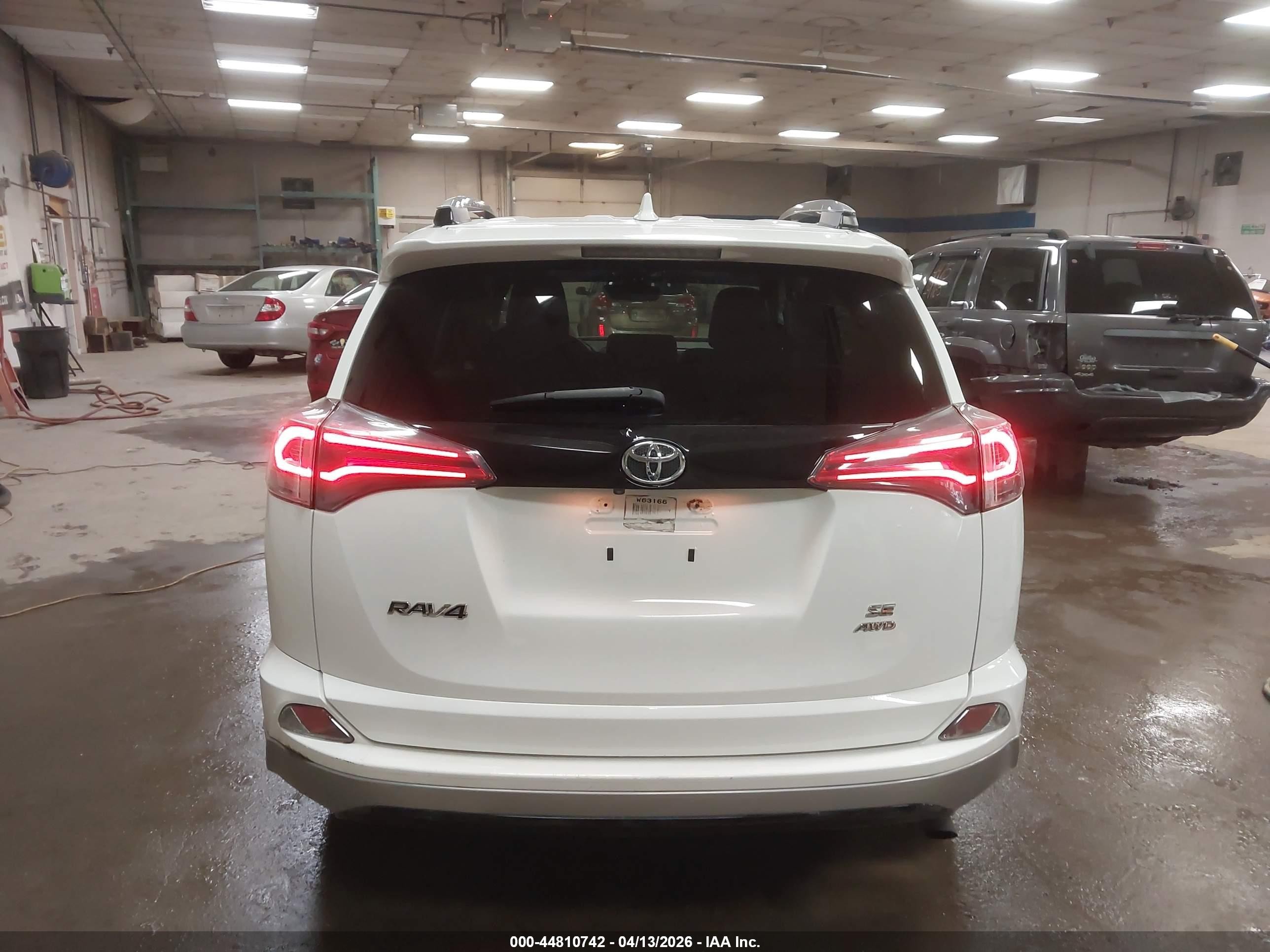 2018 Toyota Rav4 Se White vin: 2T3JFREV3JW795442