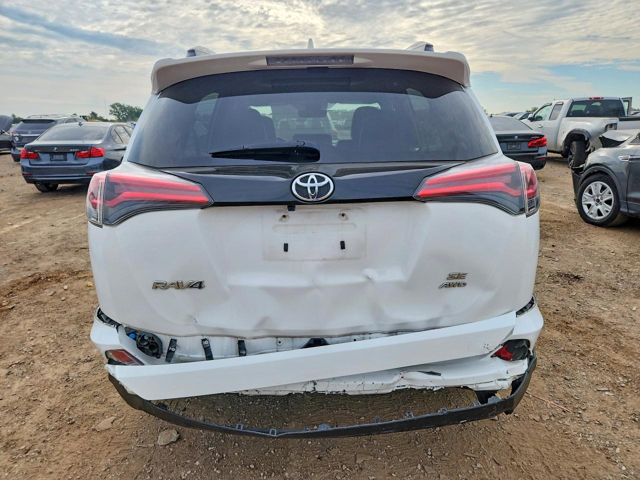 2018 Toyota Rav4 Se Белый vin: 2T3JFREV8JW736516