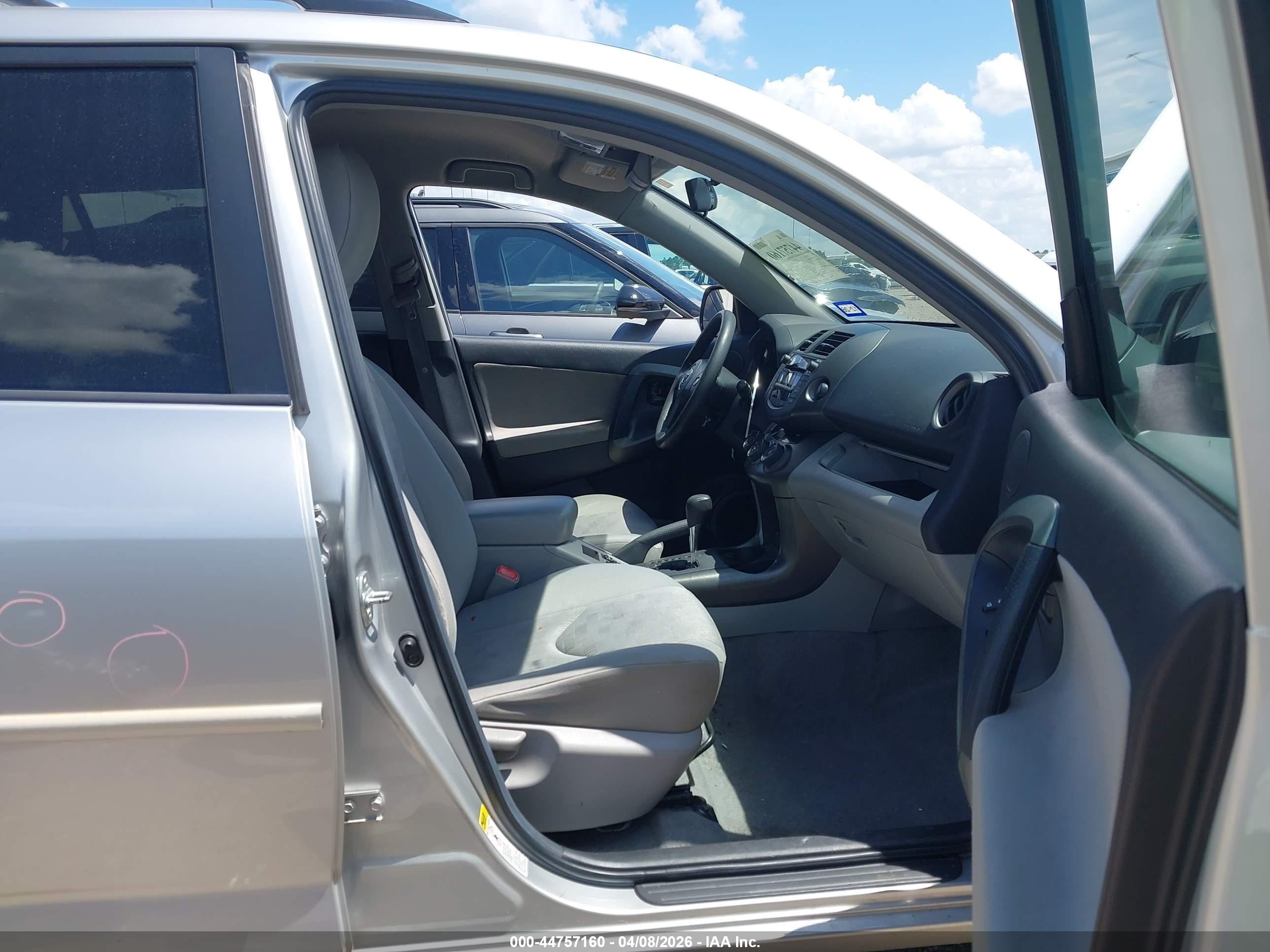 2011 Toyota Rav4   Silver vin: 2T3KF4DV5BW106043
