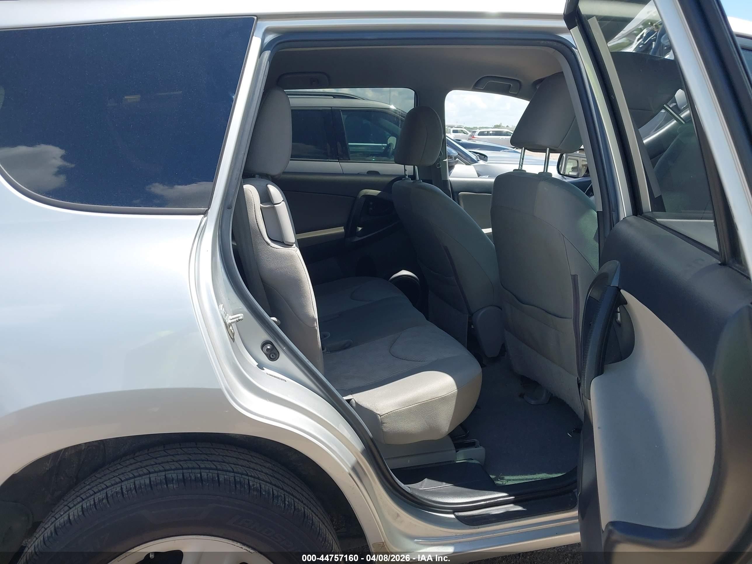 2011 Toyota Rav4   Silver vin: 2T3KF4DV5BW106043