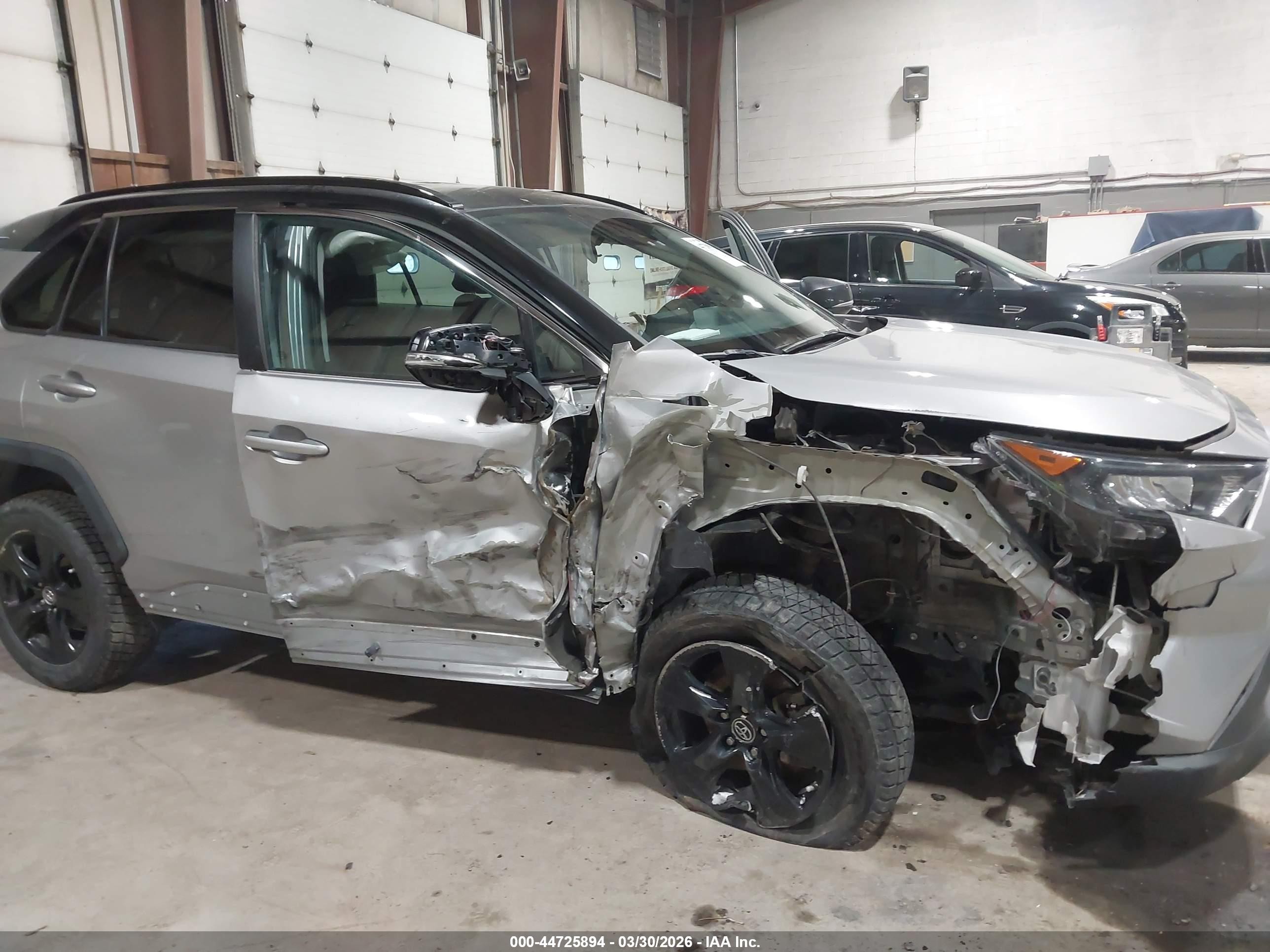 2019 Toyota Rav4 Hybrid Le Silver vin: 2T3MWRFVXKW013814