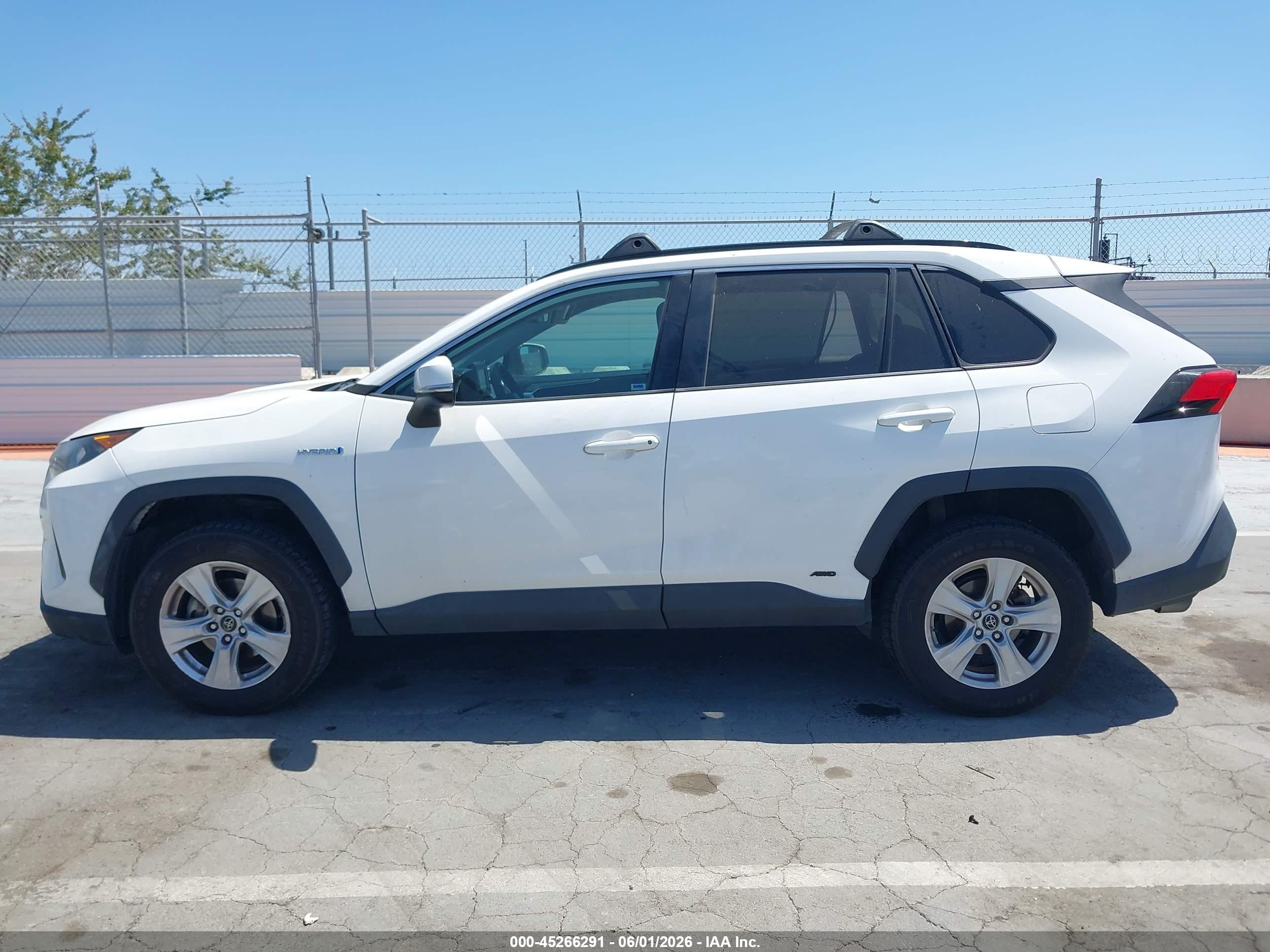 2019 Toyota Rav4 Hybrid Le White vin: 2T3MWRFVXKW036008