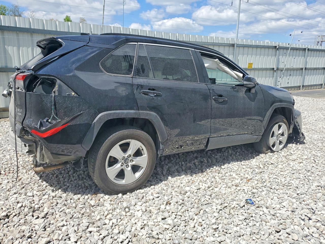 2021 Toyota Rav4 Xle Черный vin: 2T3P1RFV2MW157002