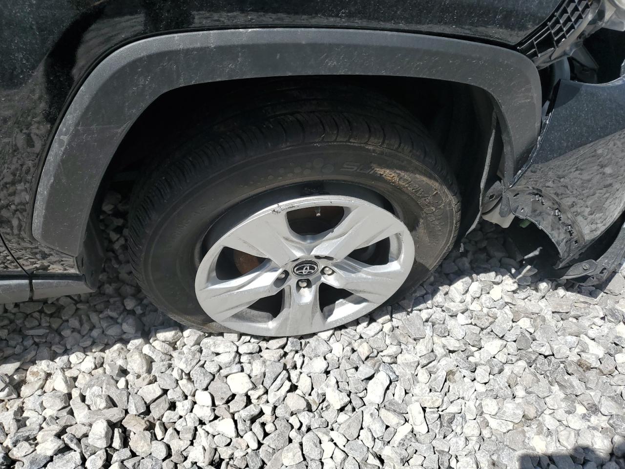 2021 Toyota Rav4 Xle Черный vin: 2T3P1RFV2MW157002 Damage: Right Front Tire, Flat, Repair Required
