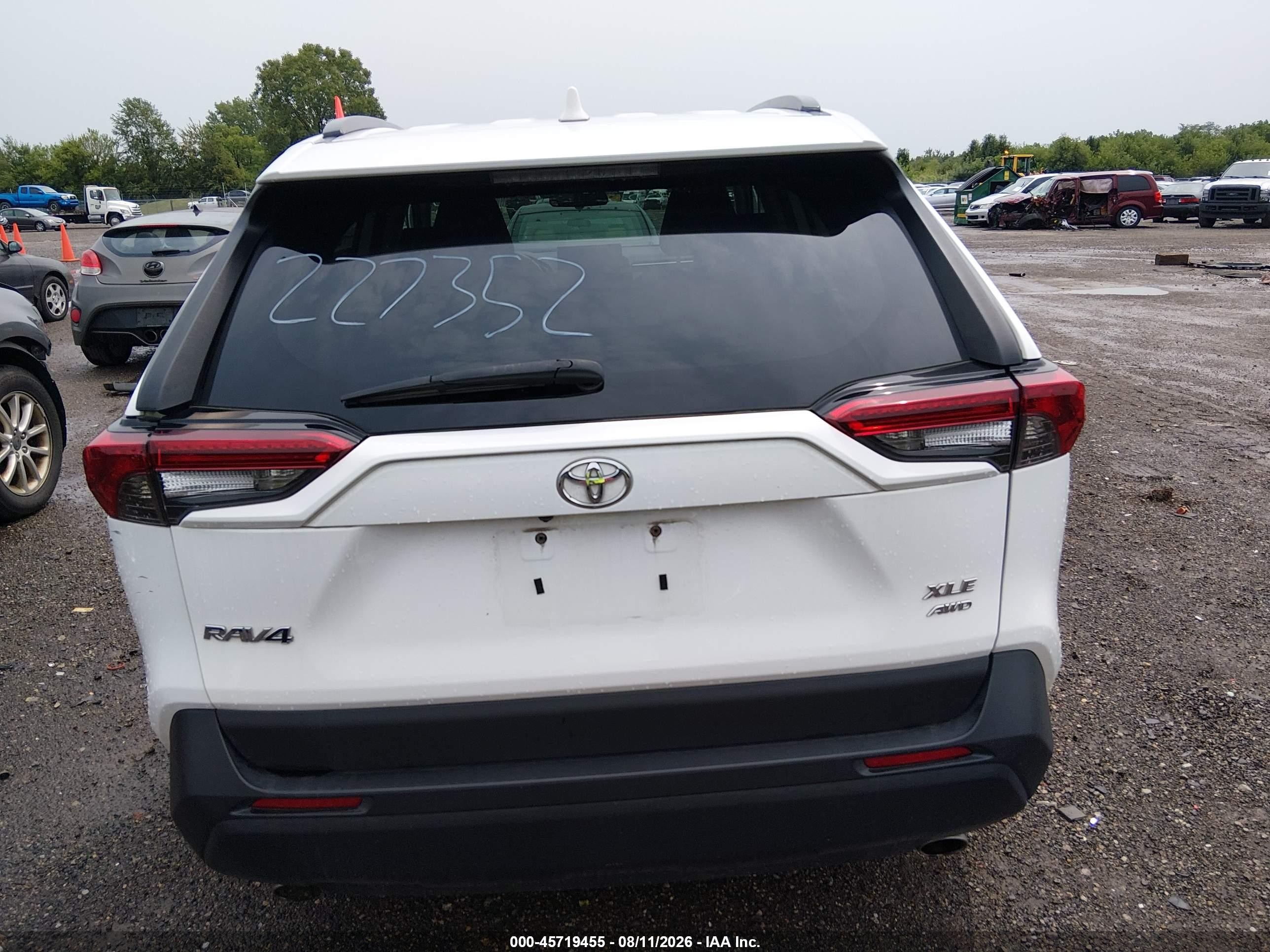 2021 Toyota Rav4 Xle Белый vin: 2T3P1RFV5MC227352
