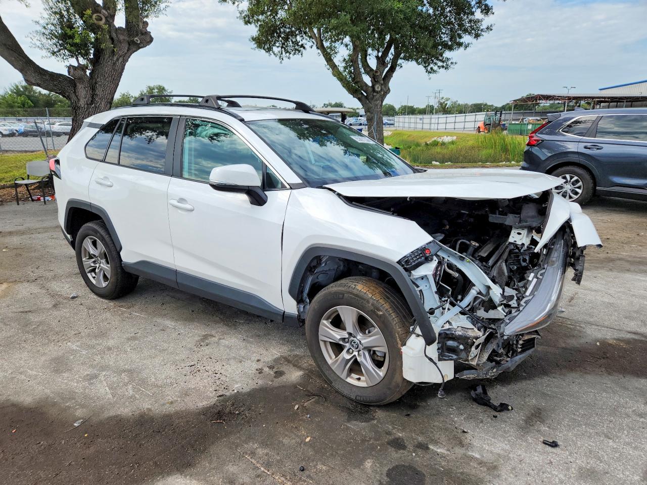 2024 Toyota Rav4 Xle White vin: 2T3P1RFVXRC433550