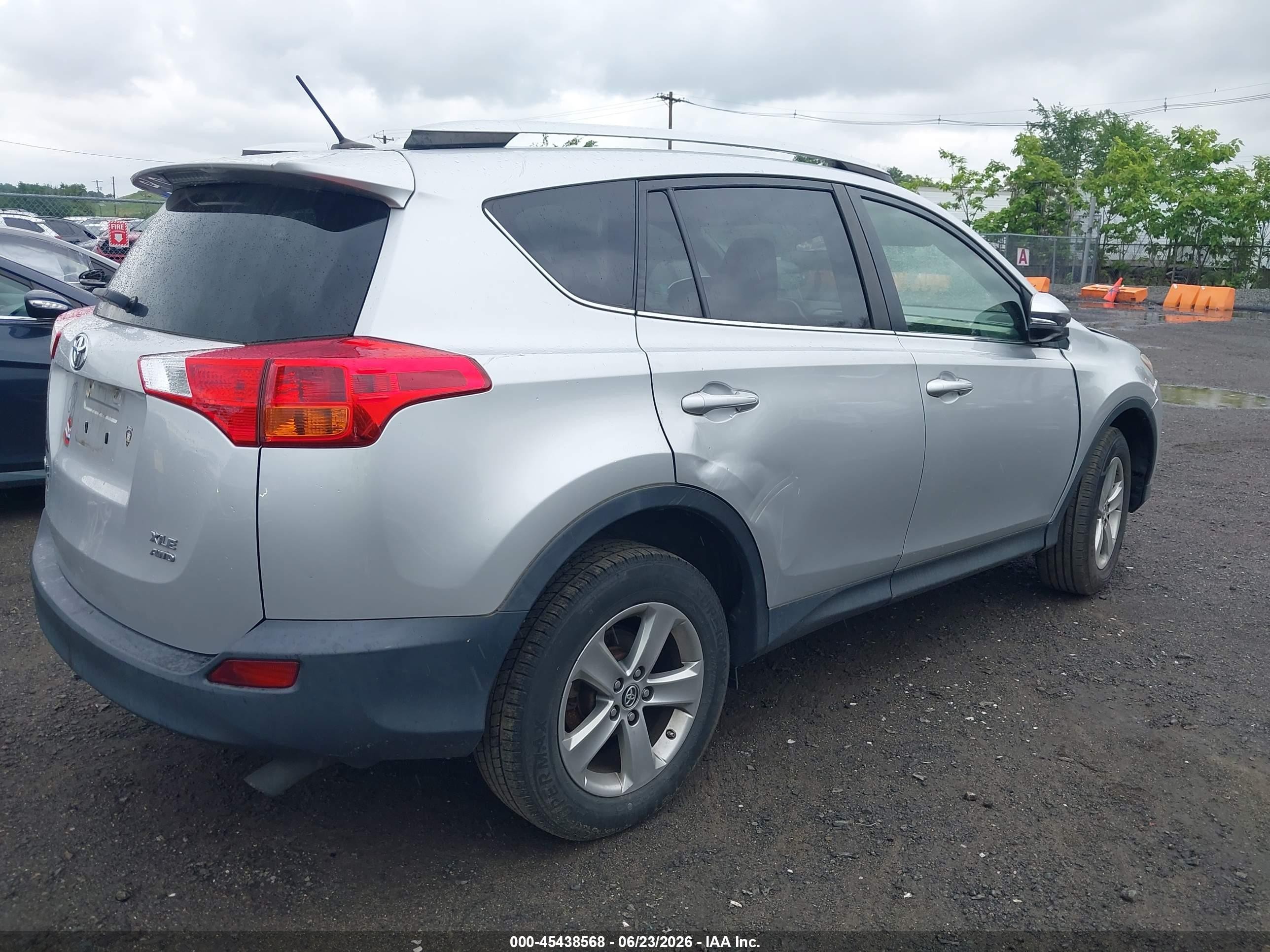 2015 Toyota Rav4 Xle Серебряный vin: 2T3RFREV1FW327249