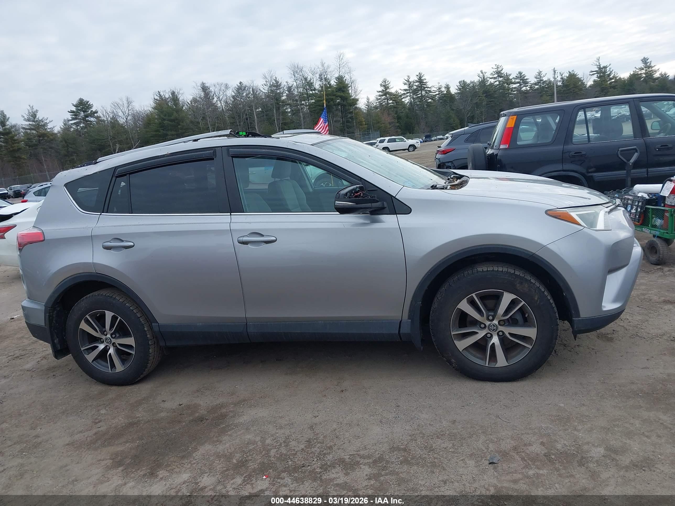 2017 Toyota Rav4 Xle Silver vin: 2T3RFREV1HW659226