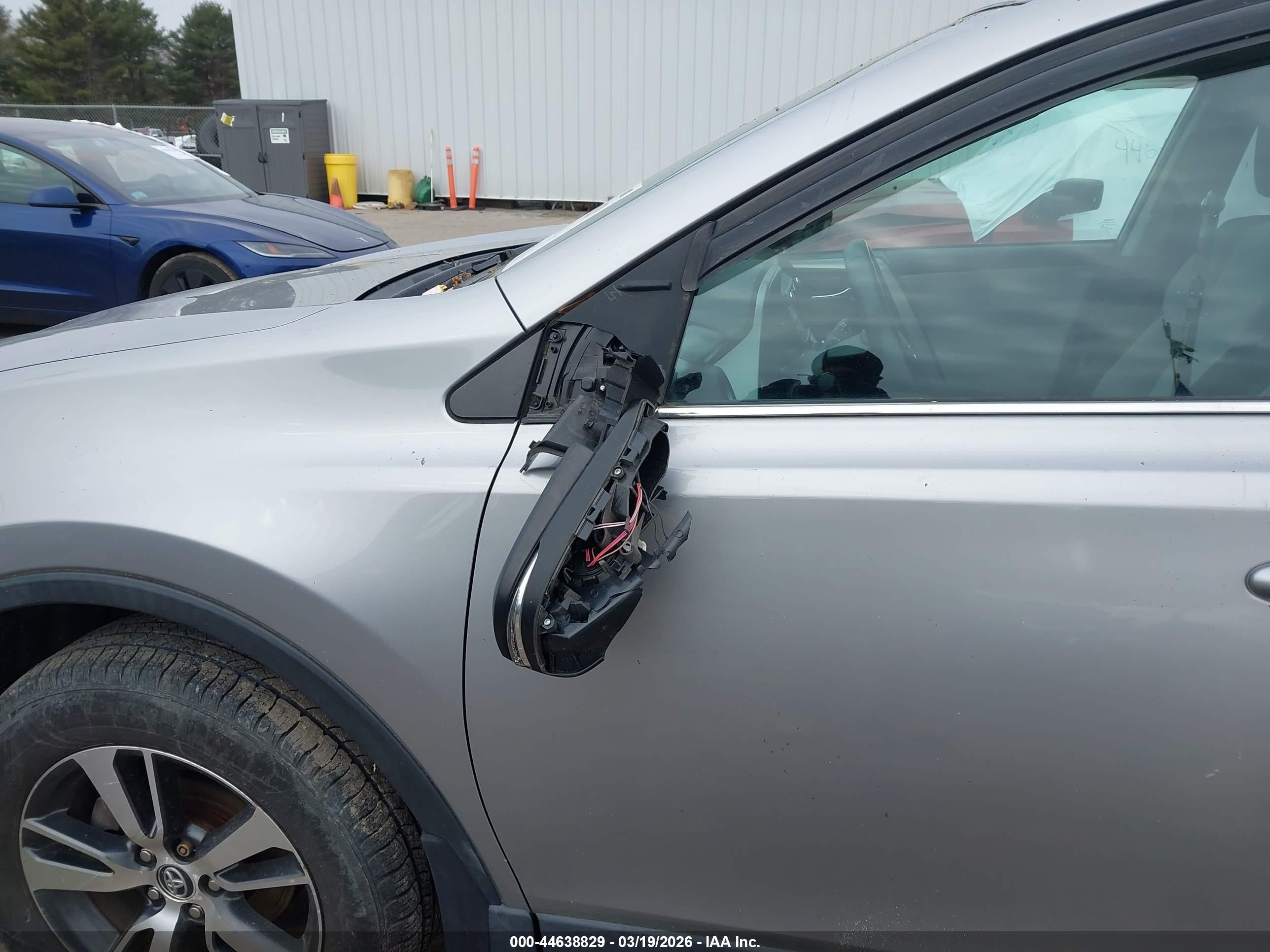 2017 Toyota Rav4 Xle Silver vin: 2T3RFREV1HW659226