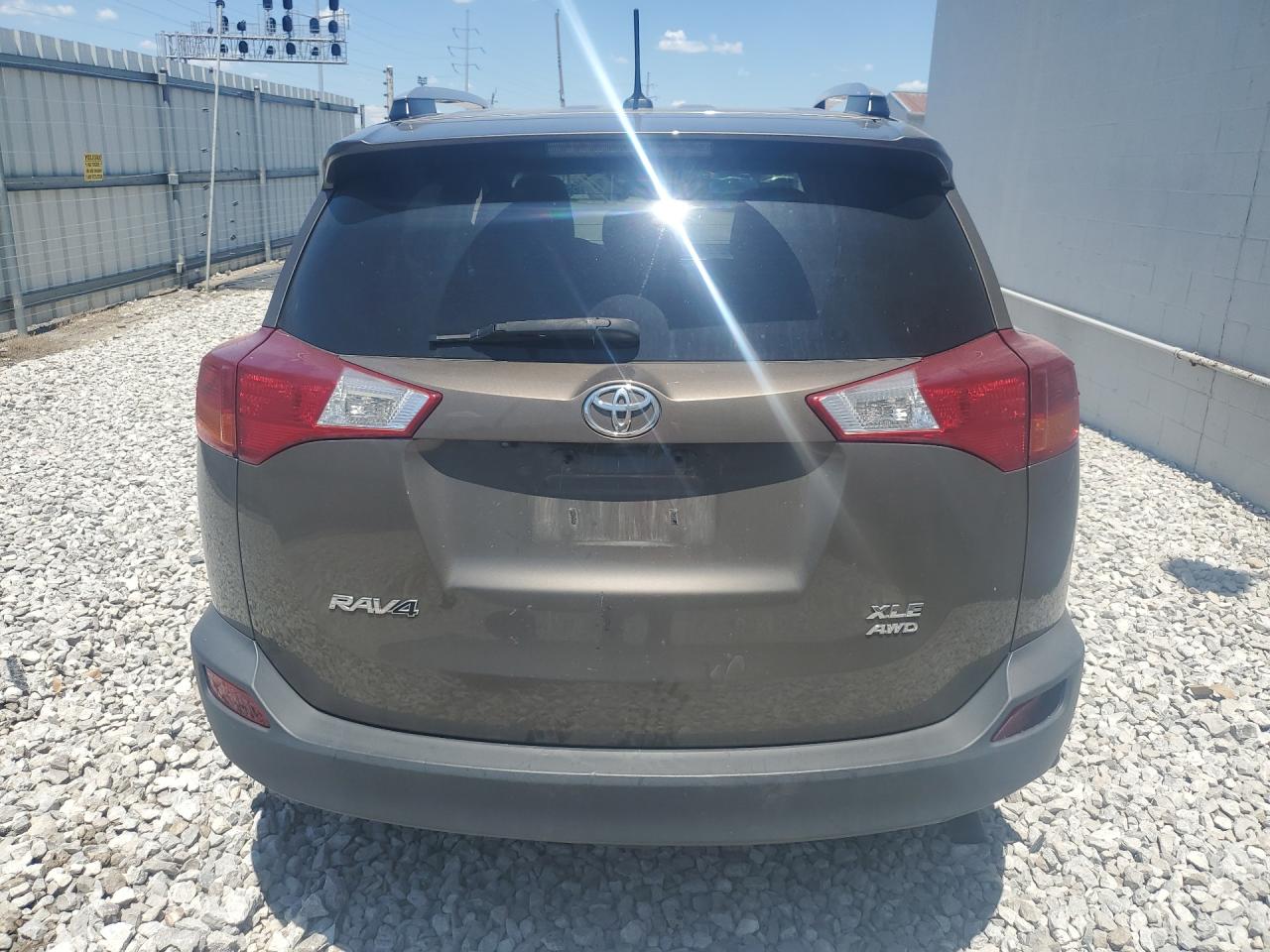 2015 Toyota Rav4 Xle Brown vin: 2T3RFREV2FW243229 Damage: Lift Gate, Dent(S) W/No Paint Dmg, 1/2 To 1 Inch