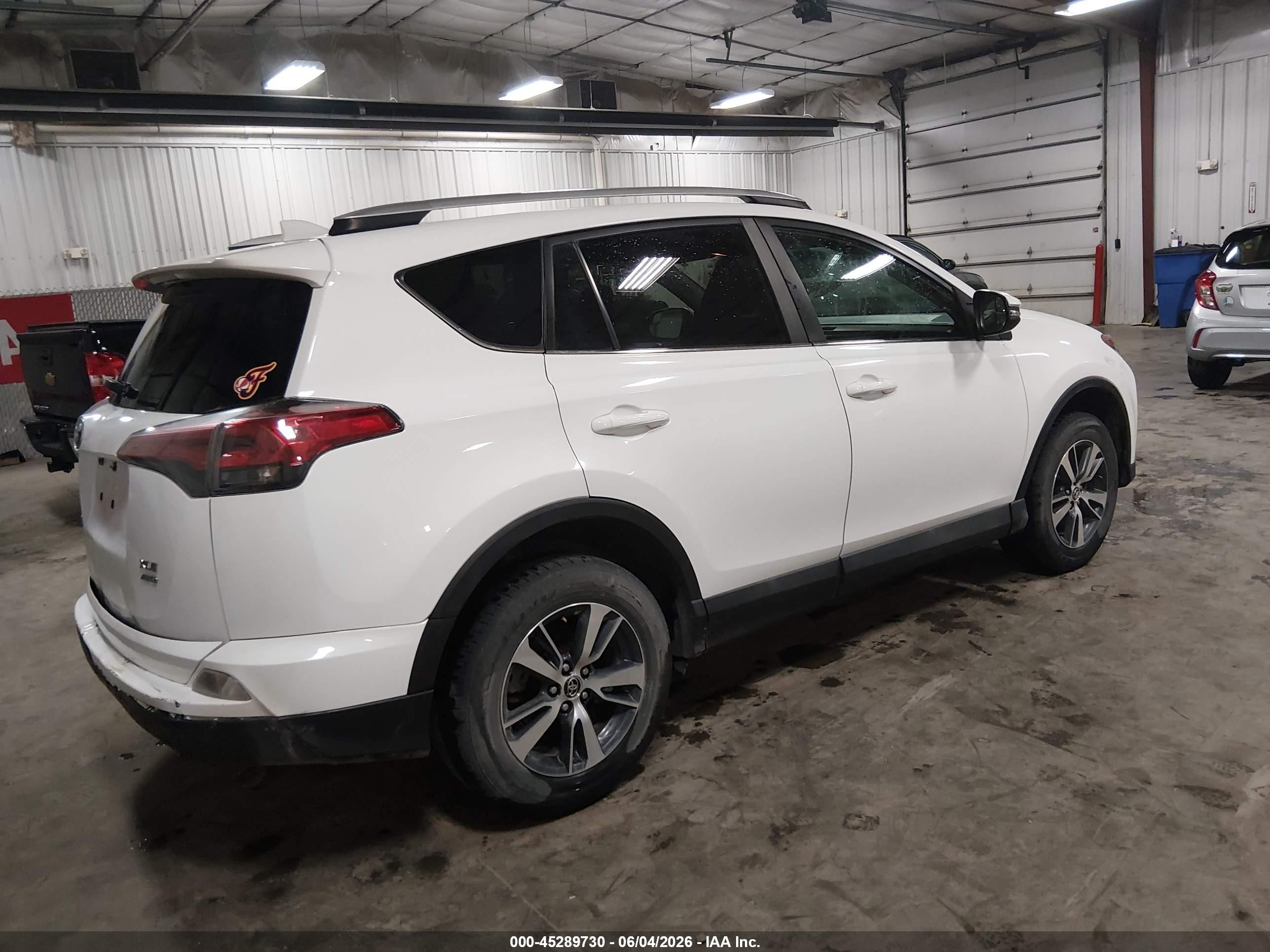 2016 Toyota Rav4 Xle Белый vin: 2T3RFREV2GW443903