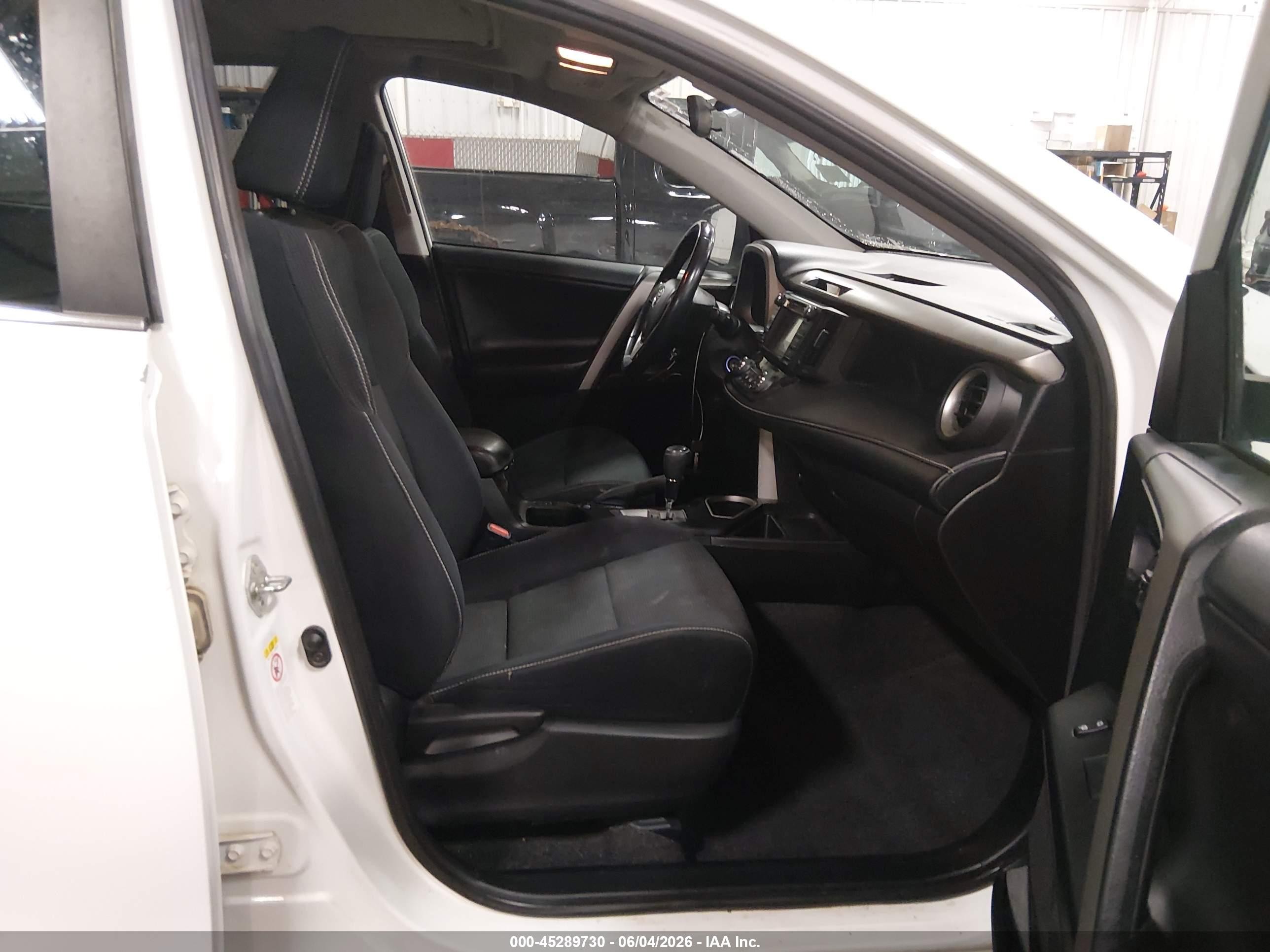 2016 Toyota Rav4 Xle Белый vin: 2T3RFREV2GW443903