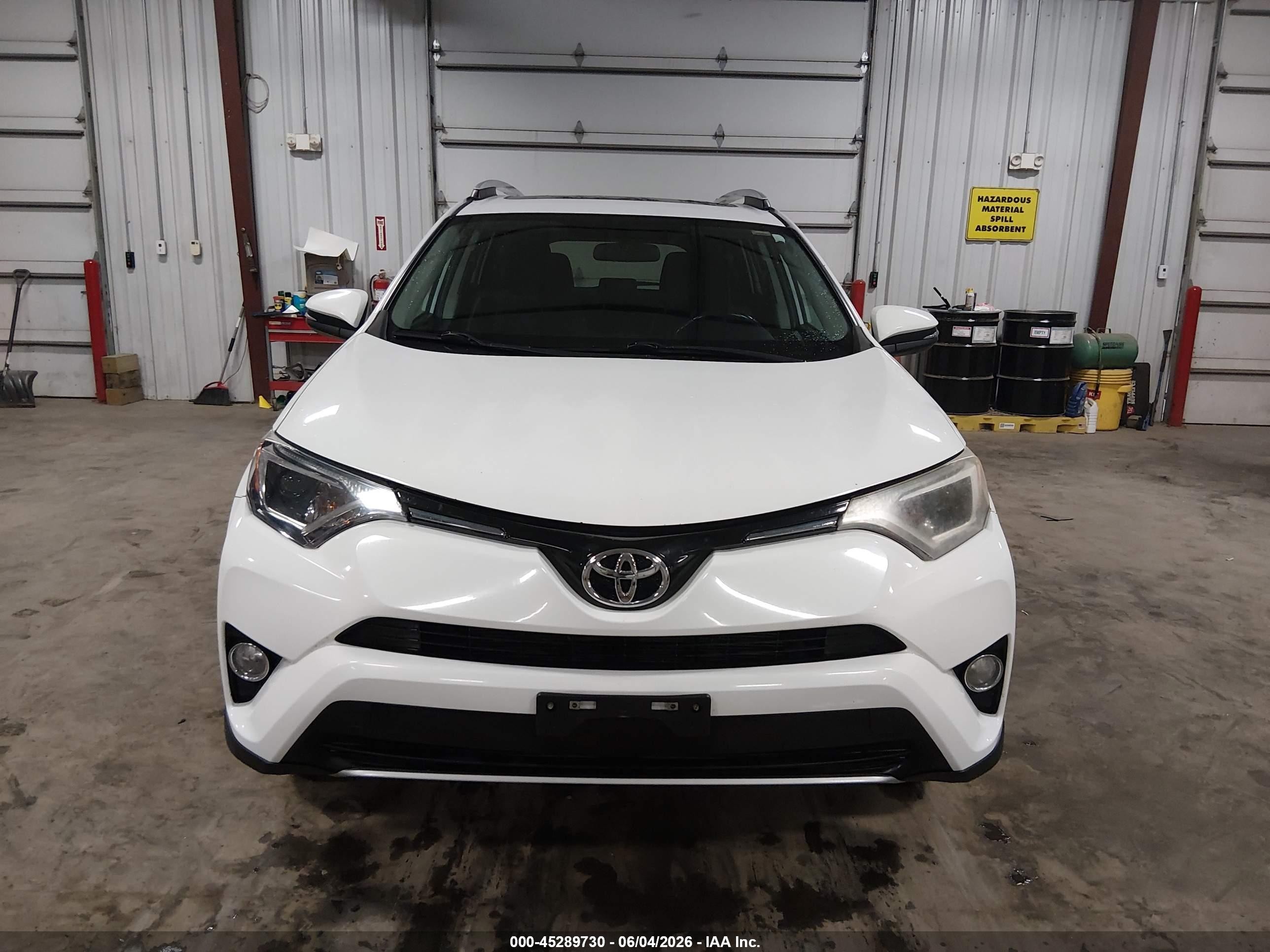 2016 Toyota Rav4 Xle Белый vin: 2T3RFREV2GW443903