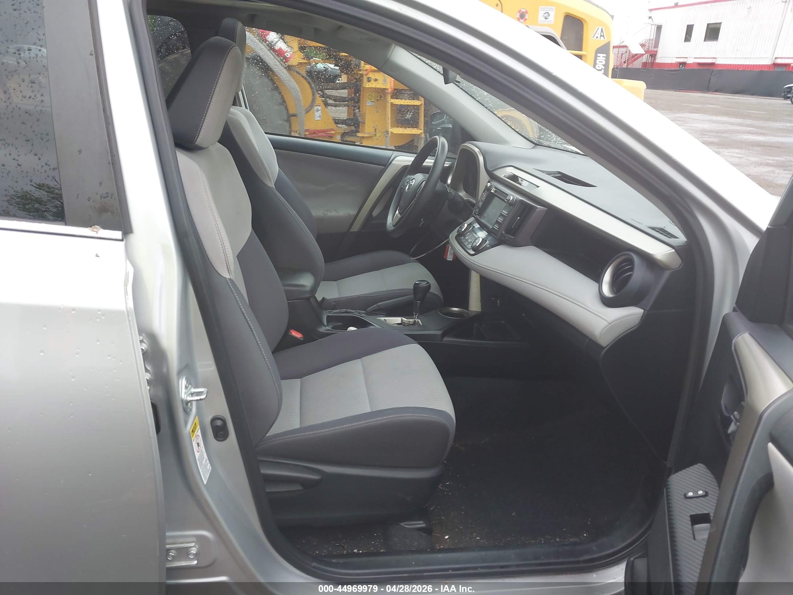 2015 Toyota Rav4 Xle Серебряный vin: 2T3RFREV3FW231607