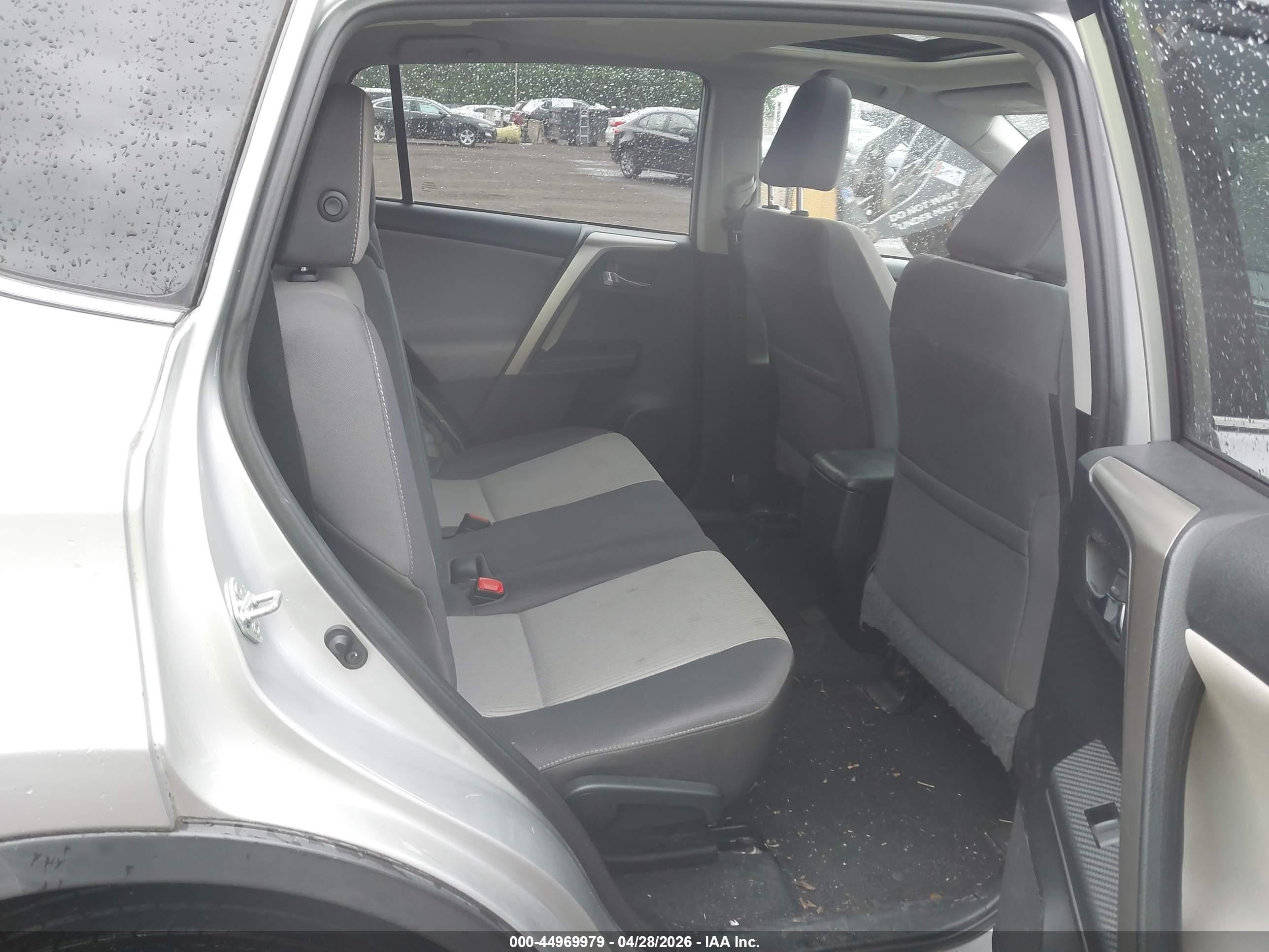 2015 Toyota Rav4 Xle Серебряный vin: 2T3RFREV3FW231607
