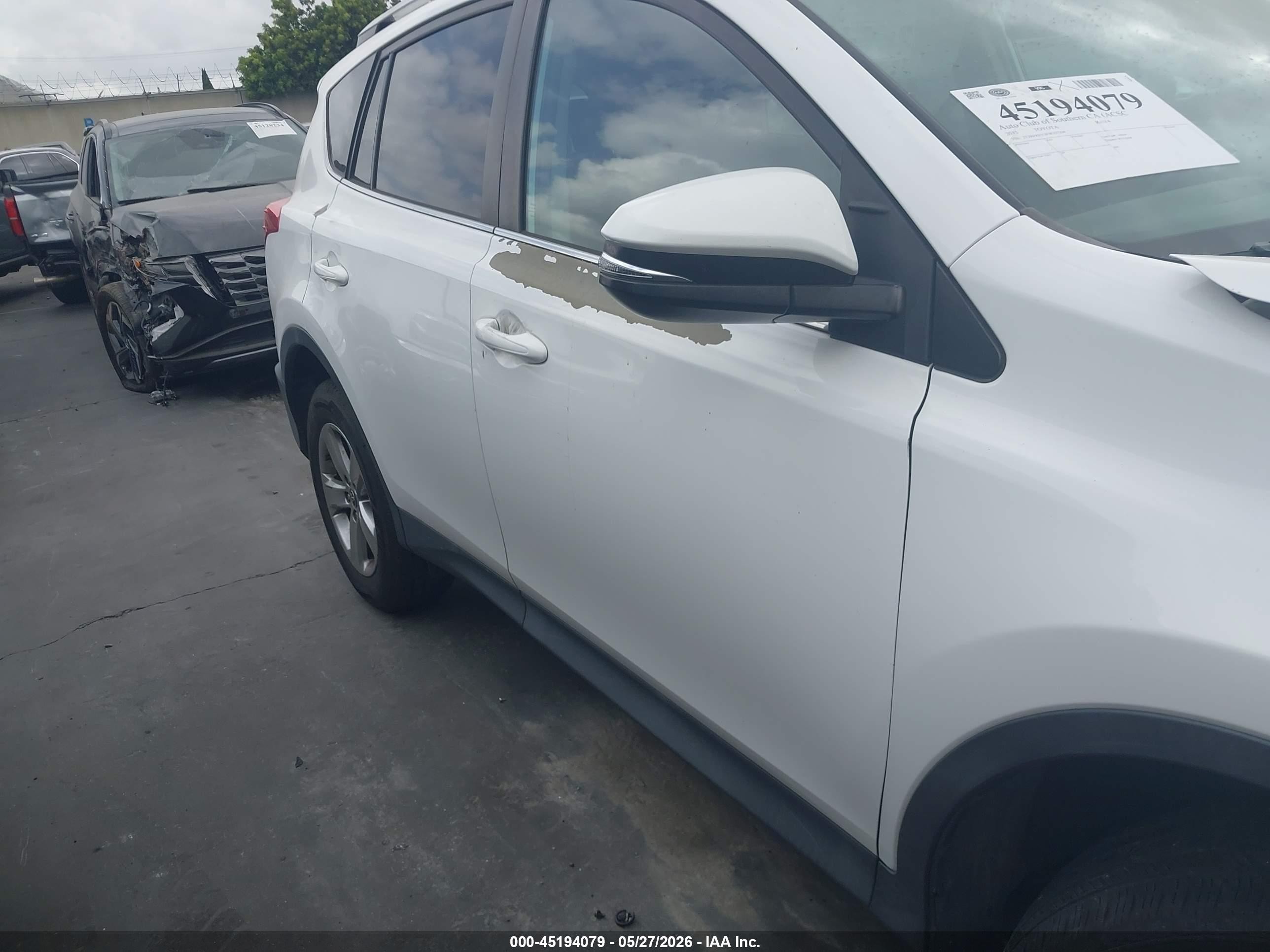2015 Toyota Rav4 Xle White vin: 2T3RFREV3FW327298
