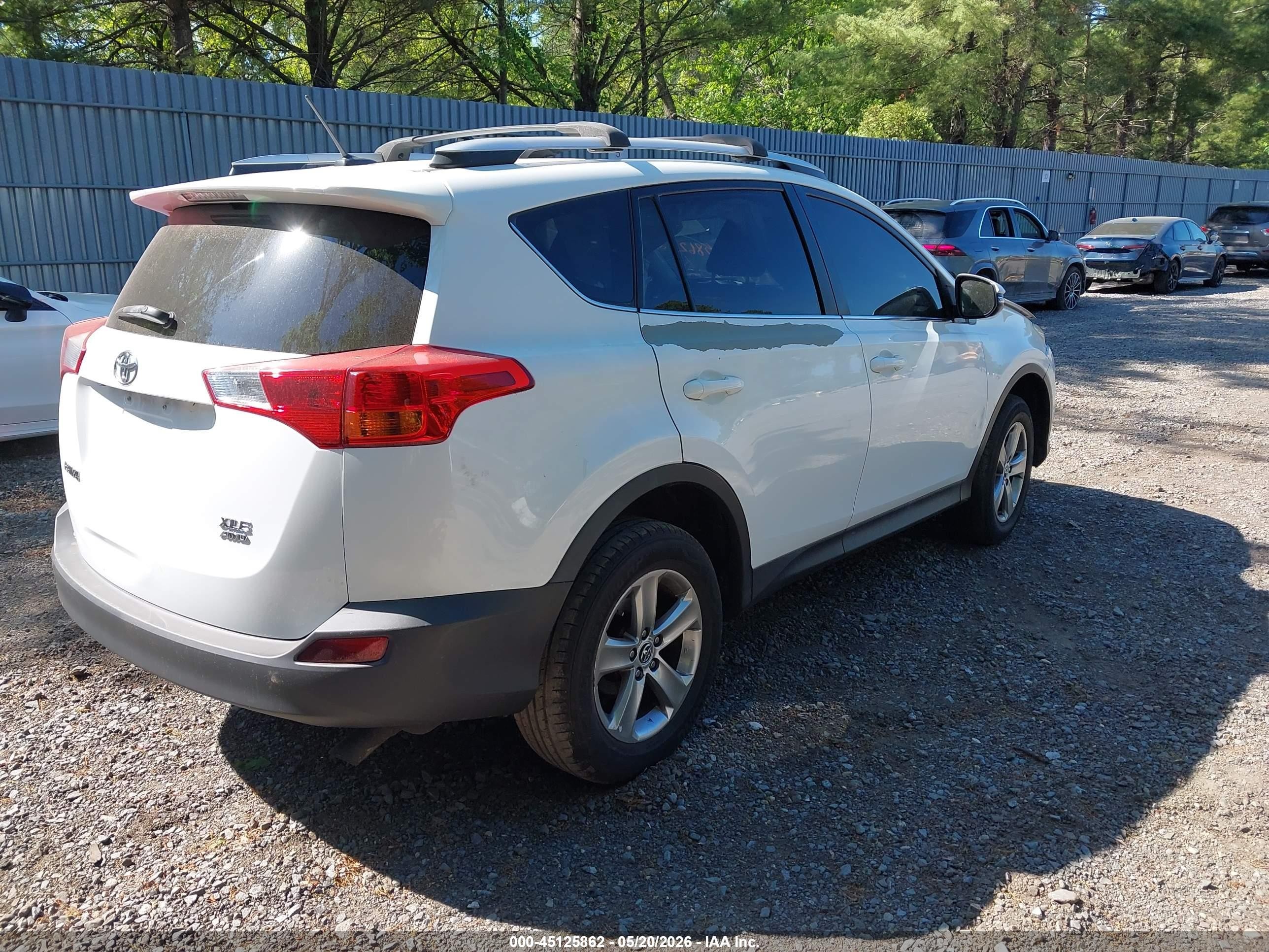 2015 Toyota Rav4 Xle White vin: 2T3RFREV4FW261988