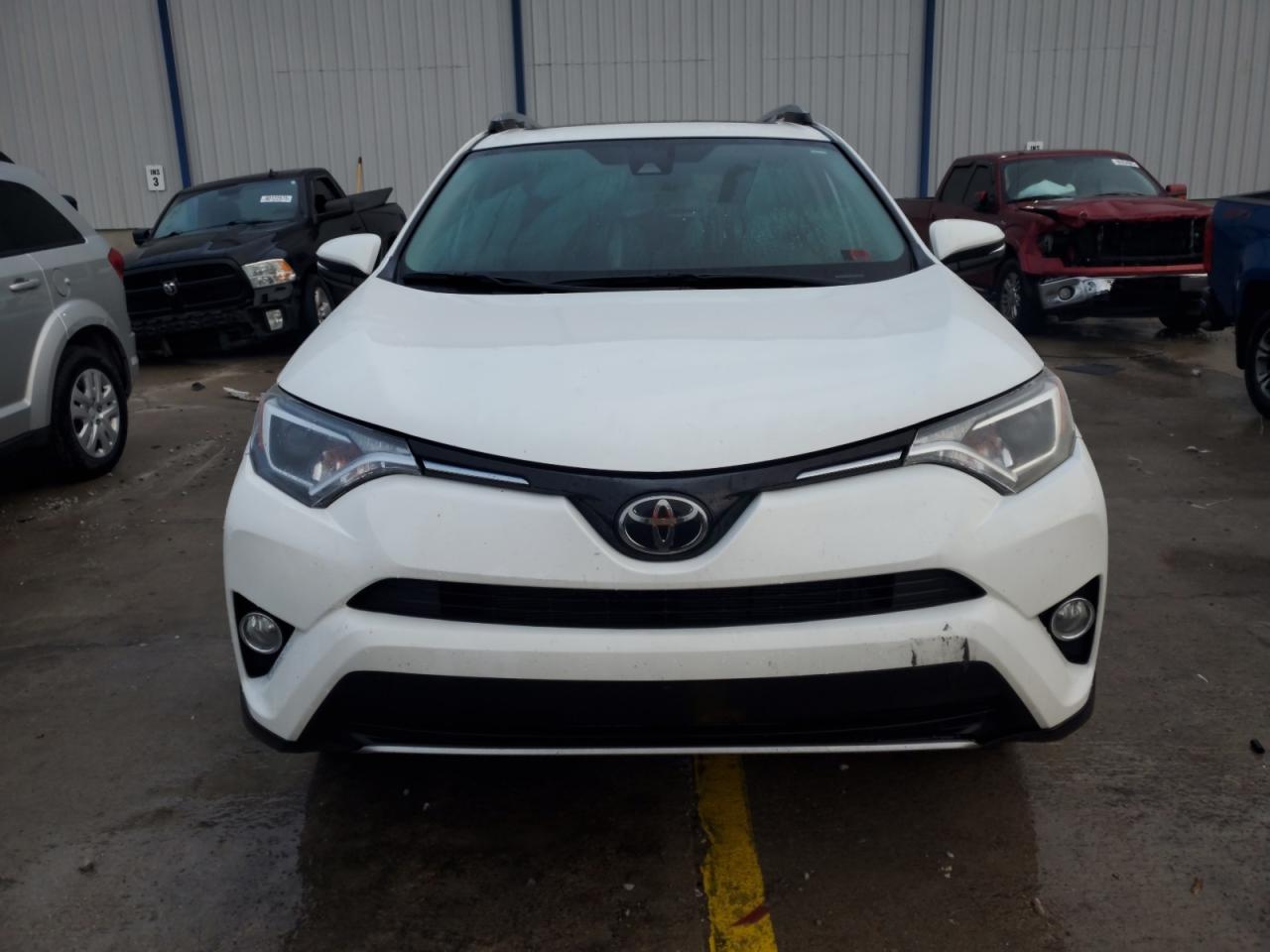2018 Toyota Rav4 Xle White vin: 2T3RFREV4JW846367
