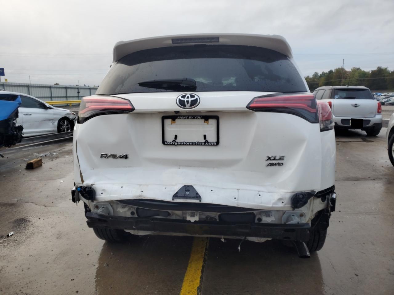 2018 Toyota Rav4 Xle White vin: 2T3RFREV4JW846367