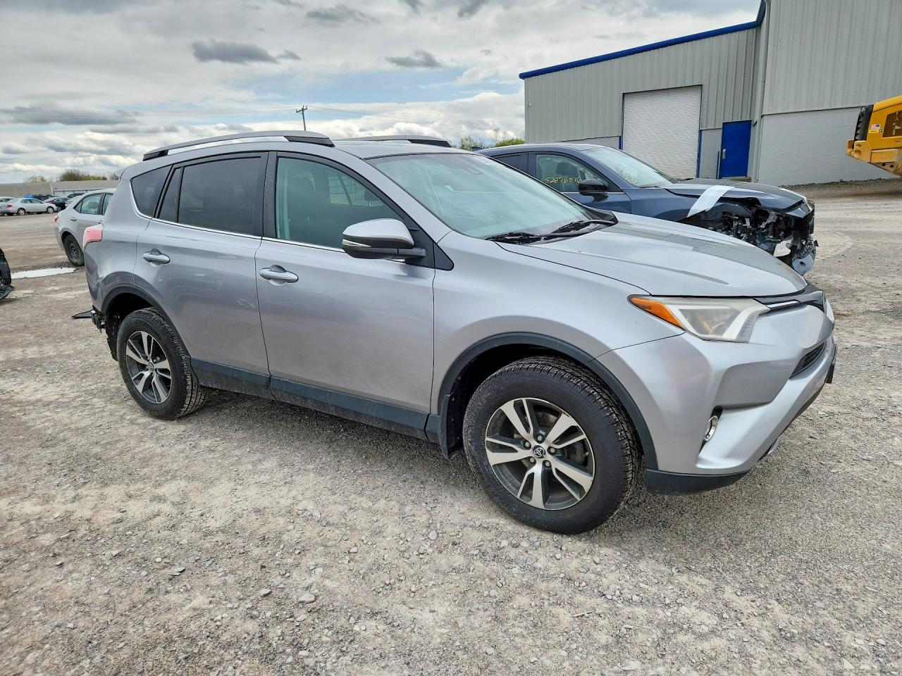 2018 Toyota Rav4 Xle Серебряный vin: 2T3RFREV5JW767788