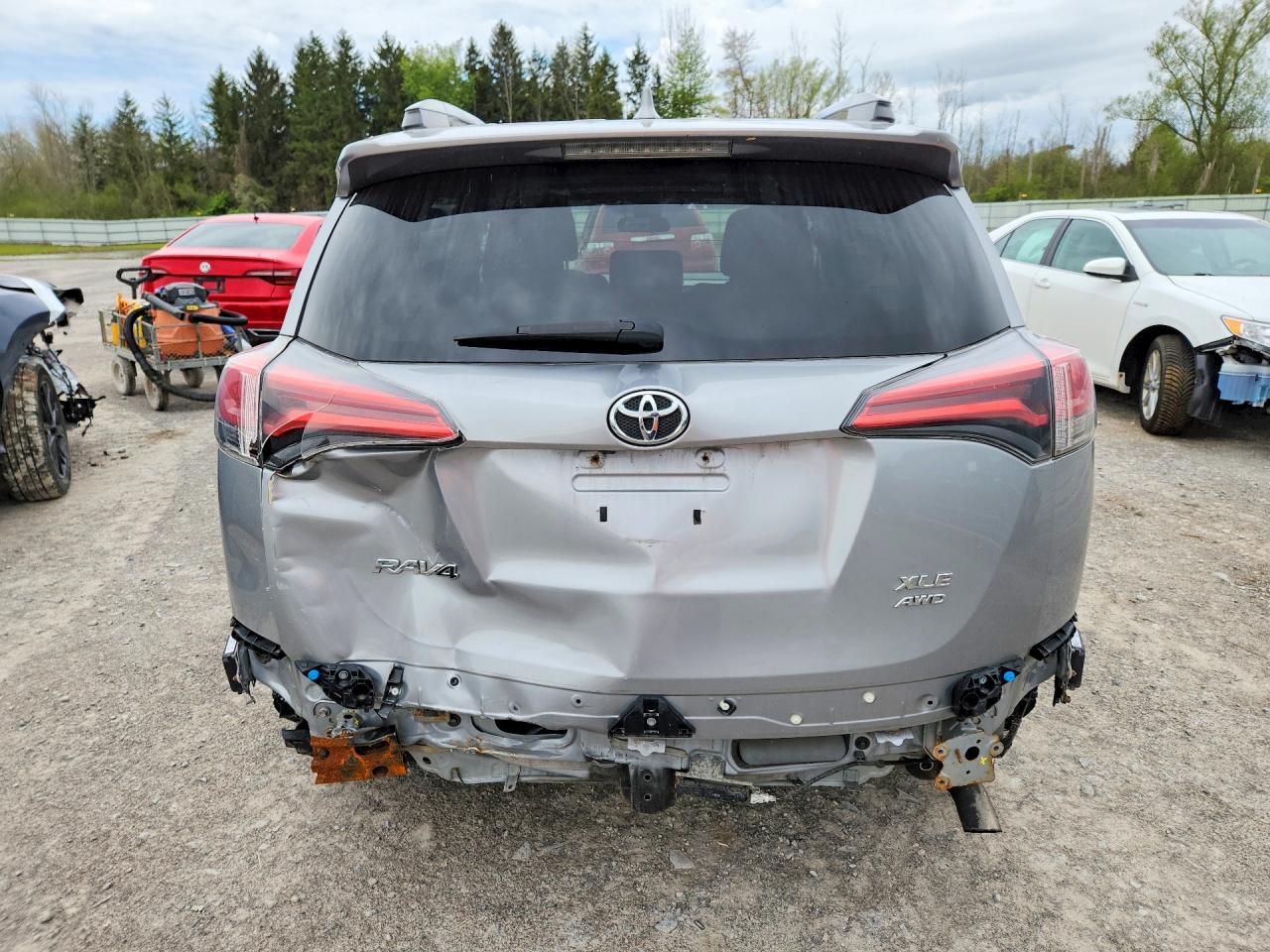 2018 Toyota Rav4 Xle Серебряный vin: 2T3RFREV5JW767788