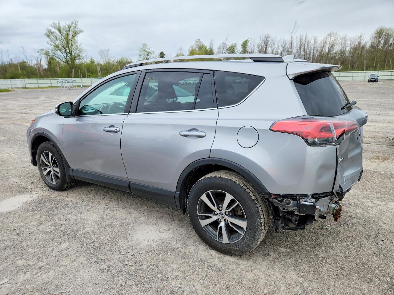 2018 Toyota Rav4 Xle Серебряный vin: 2T3RFREV5JW767788
