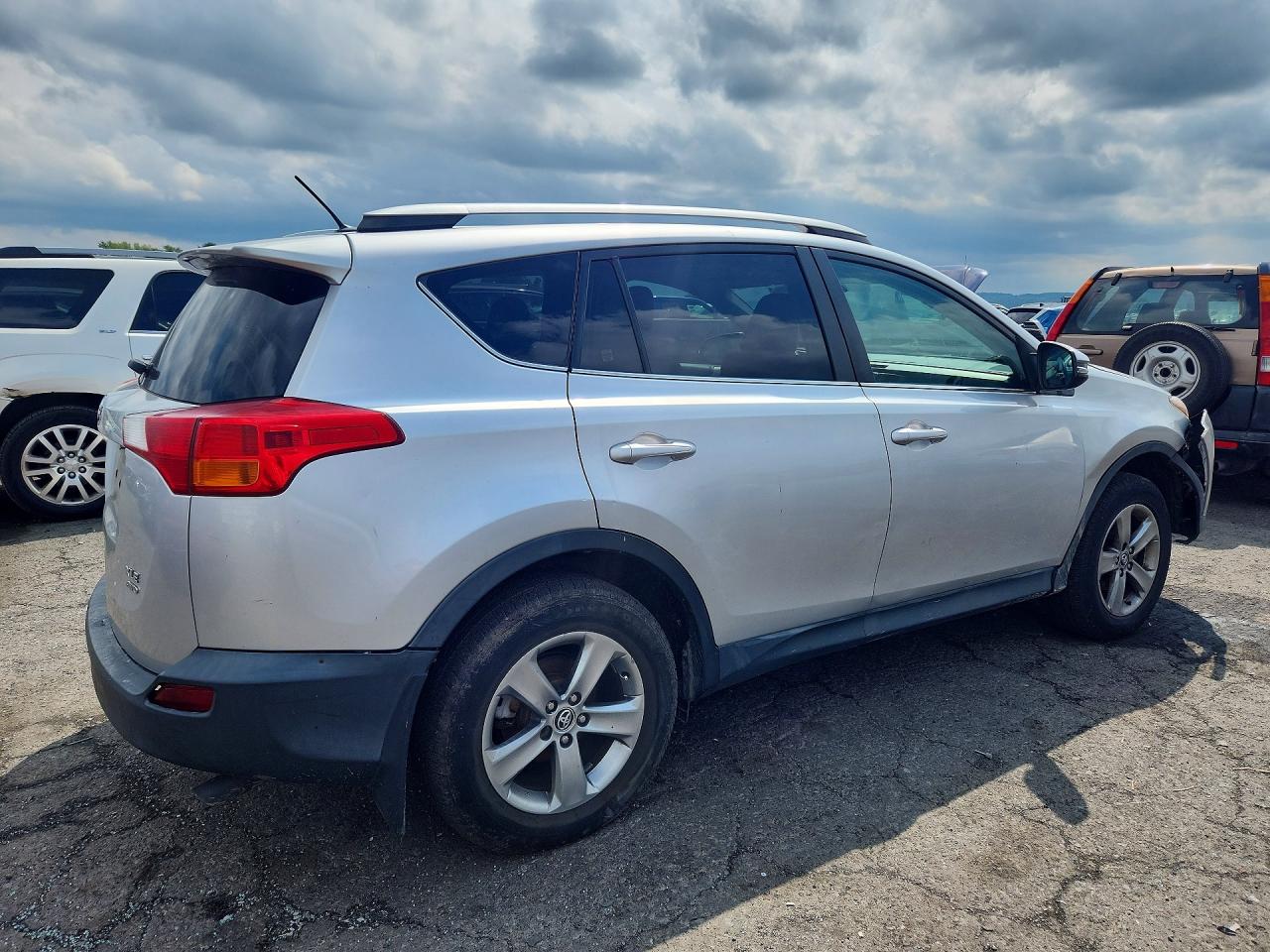 2015 Toyota Rav4 Xle Silver vin: 2T3RFREV6FW239605