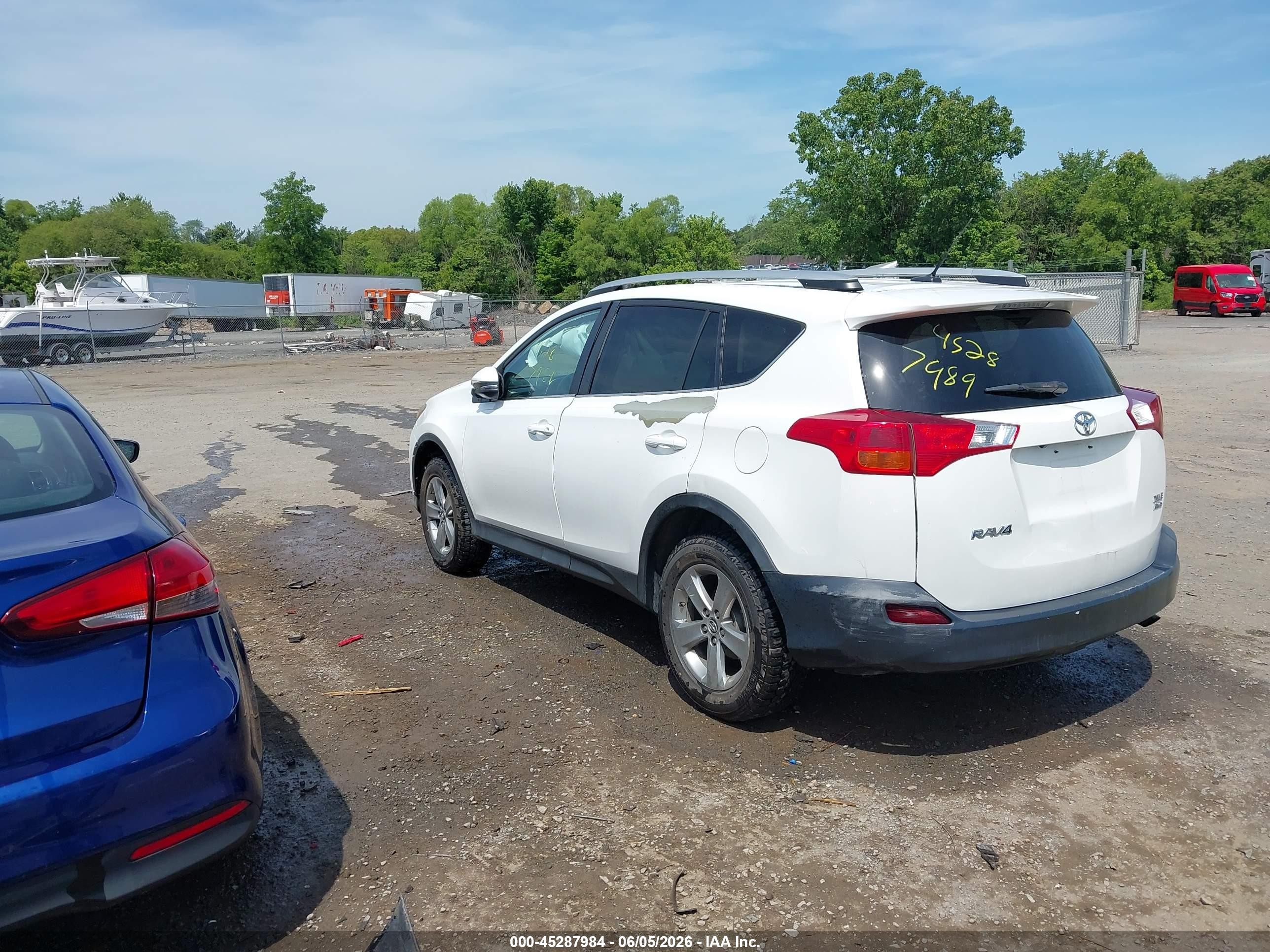 2015 Toyota Rav4 Xle White vin: 2T3RFREV6FW300354