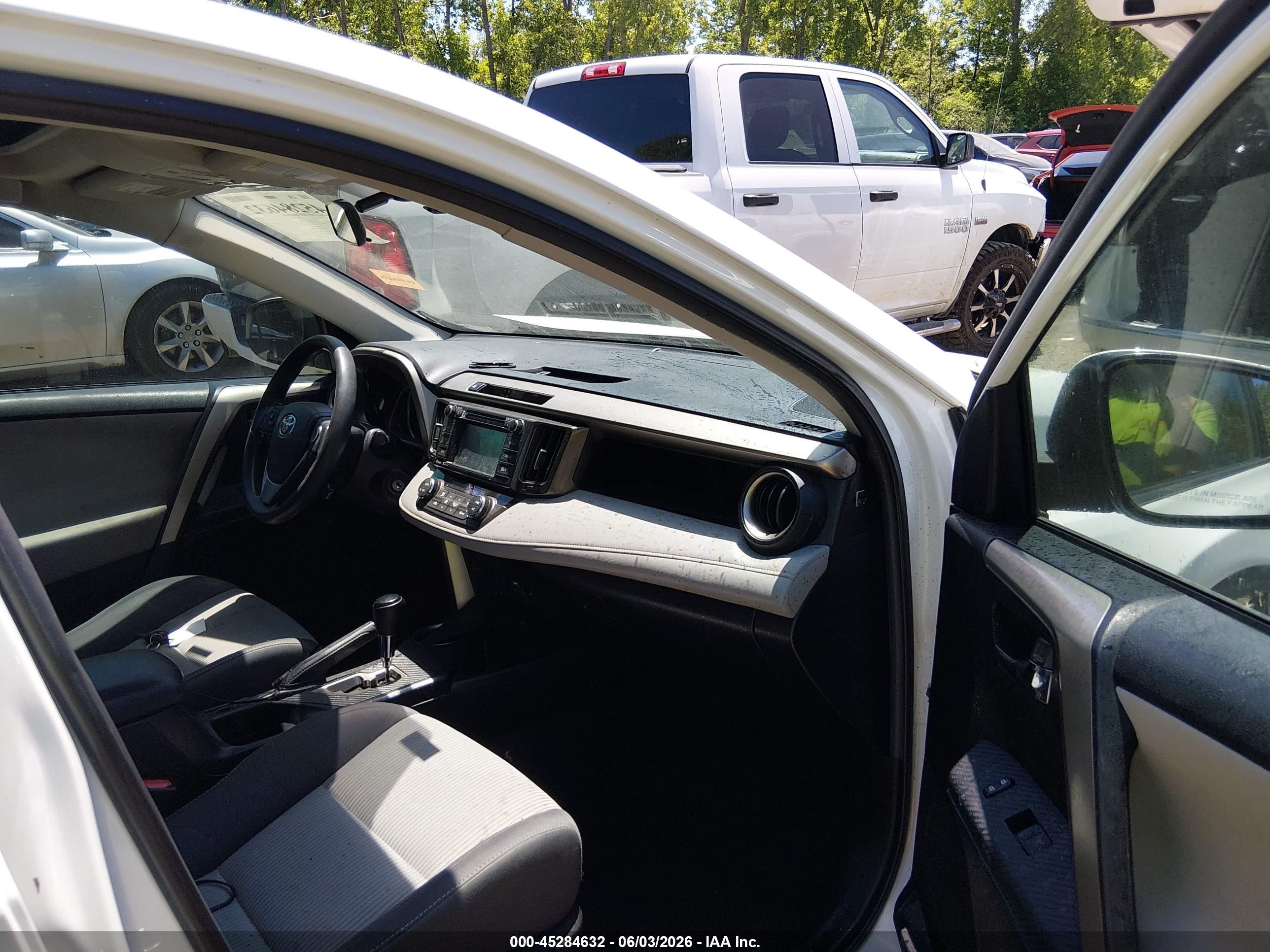 2015 Toyota Rav4 Xle White vin: 2T3RFREV6FW407677