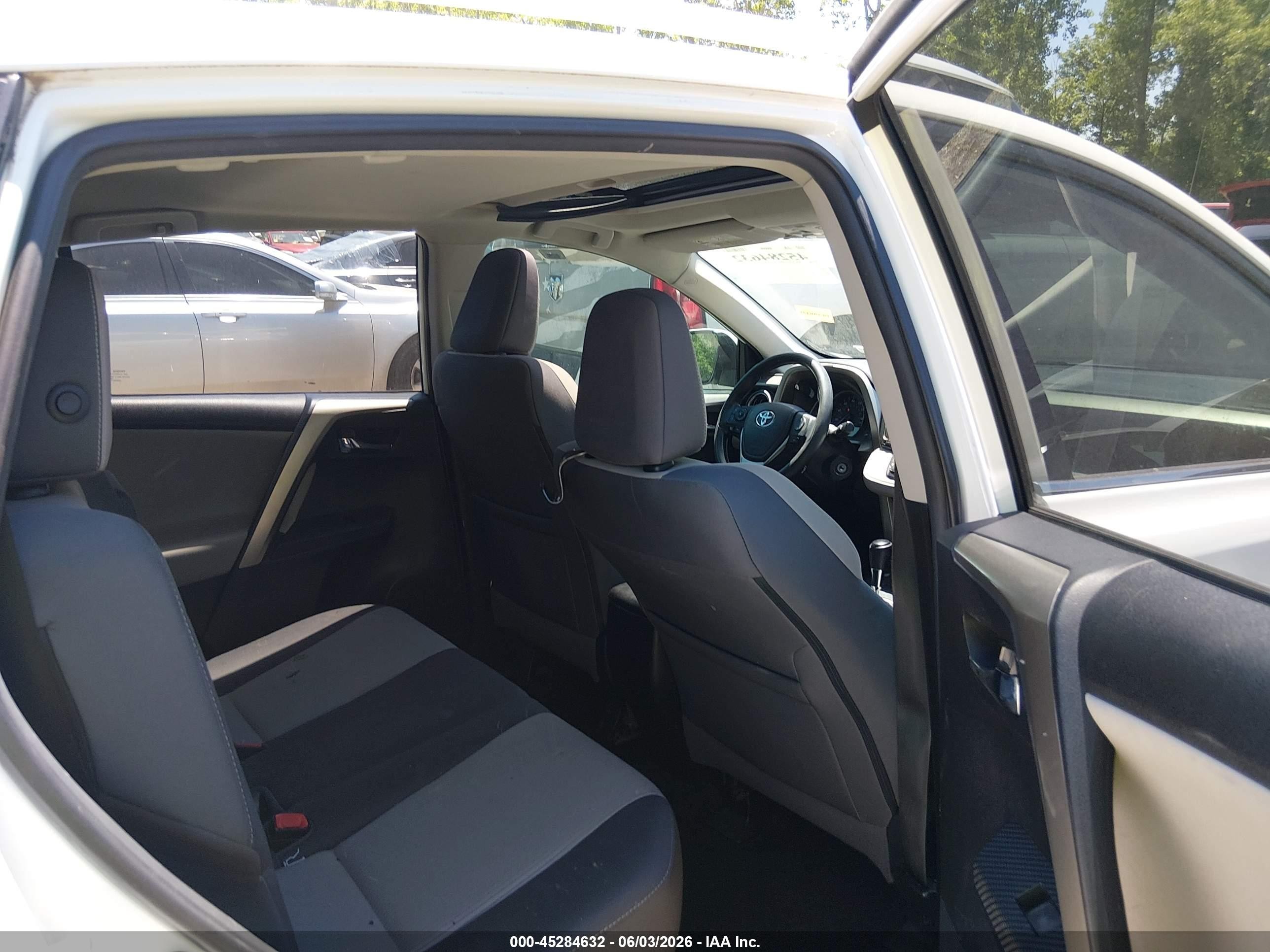 2015 Toyota Rav4 Xle White vin: 2T3RFREV6FW407677