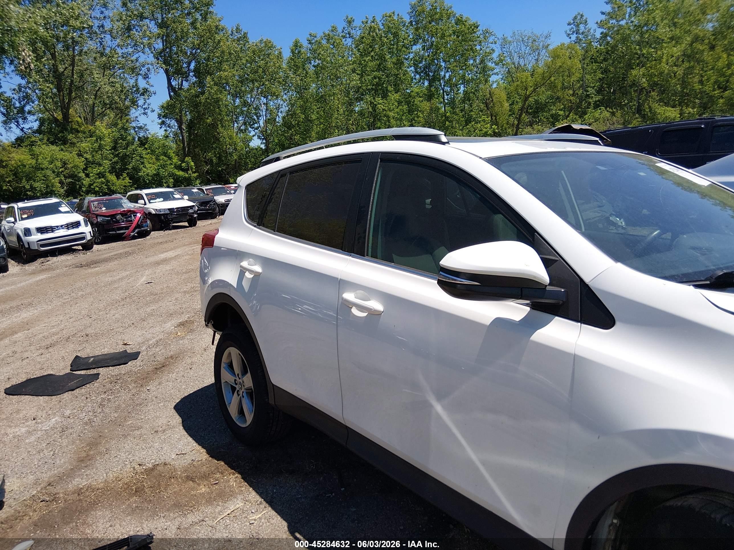 2015 Toyota Rav4 Xle White vin: 2T3RFREV6FW407677