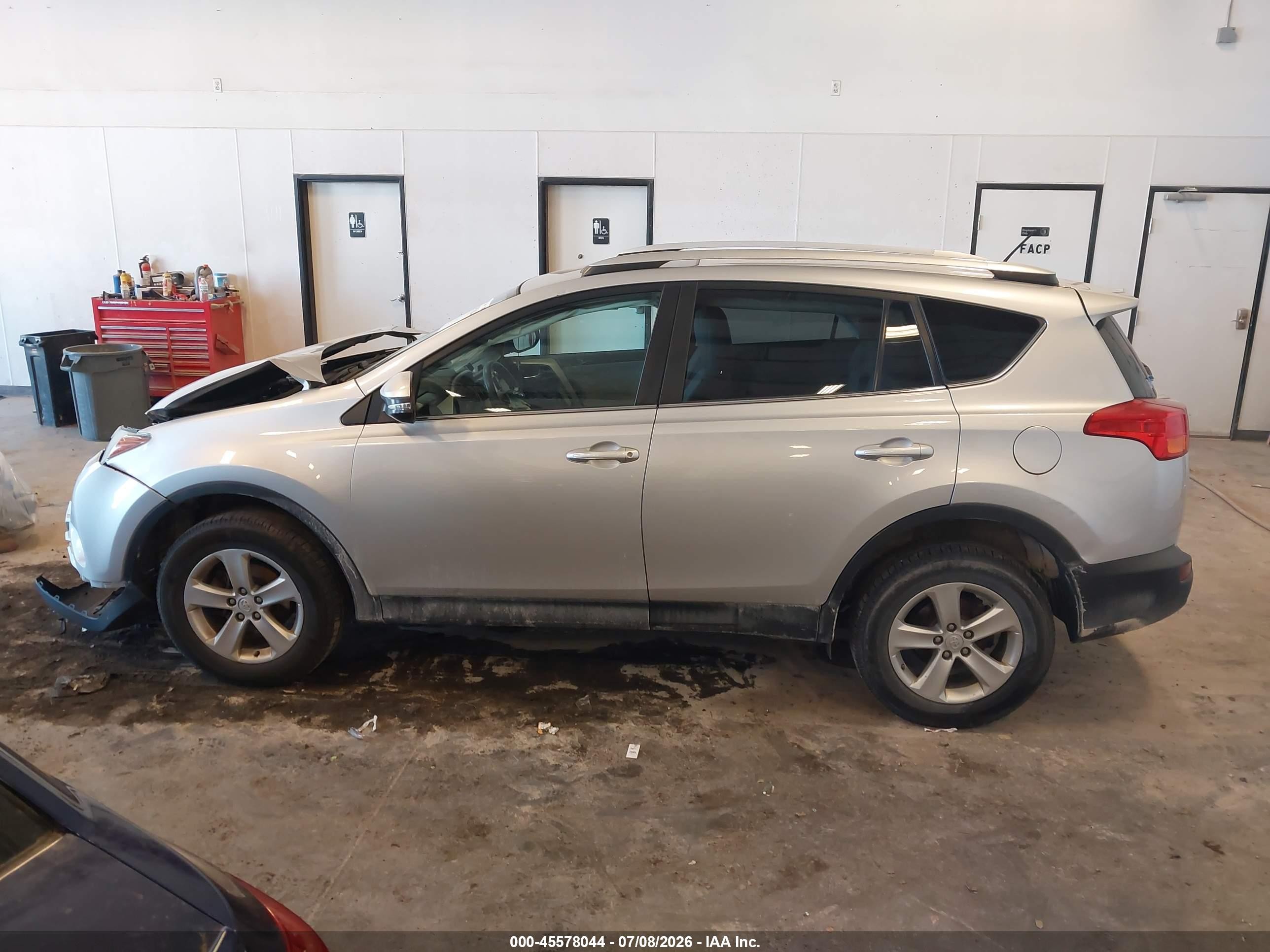 2014 Toyota Rav4 Xle Silver vin: 2T3RFREV9EW137102