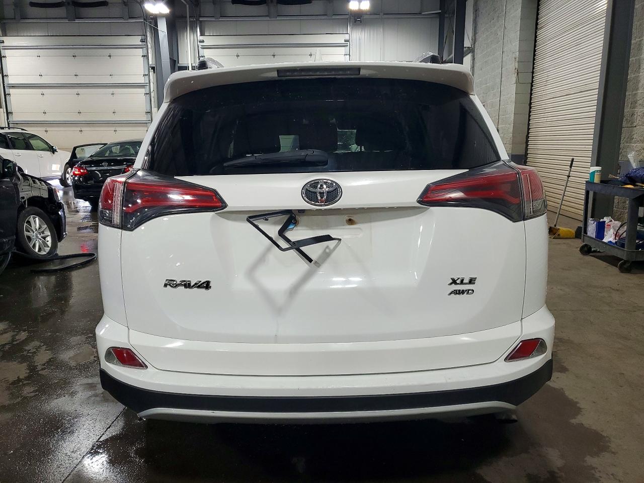 2016 Toyota Rav4 Xle White vin: 2T3RFREV9GW534702