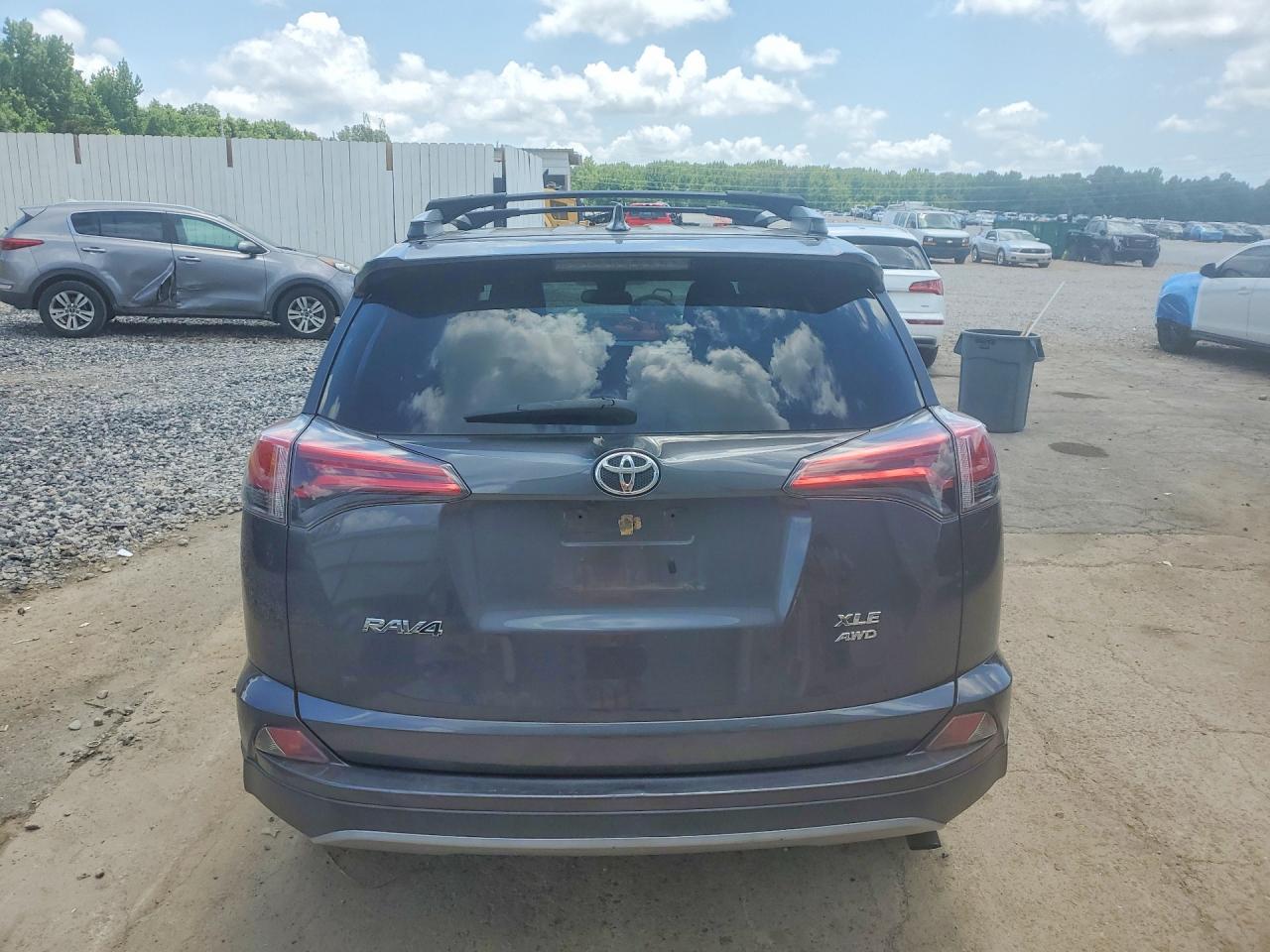 2018 Toyota Rav4 Xle Gray vin: 2T3RFREV9JW738584