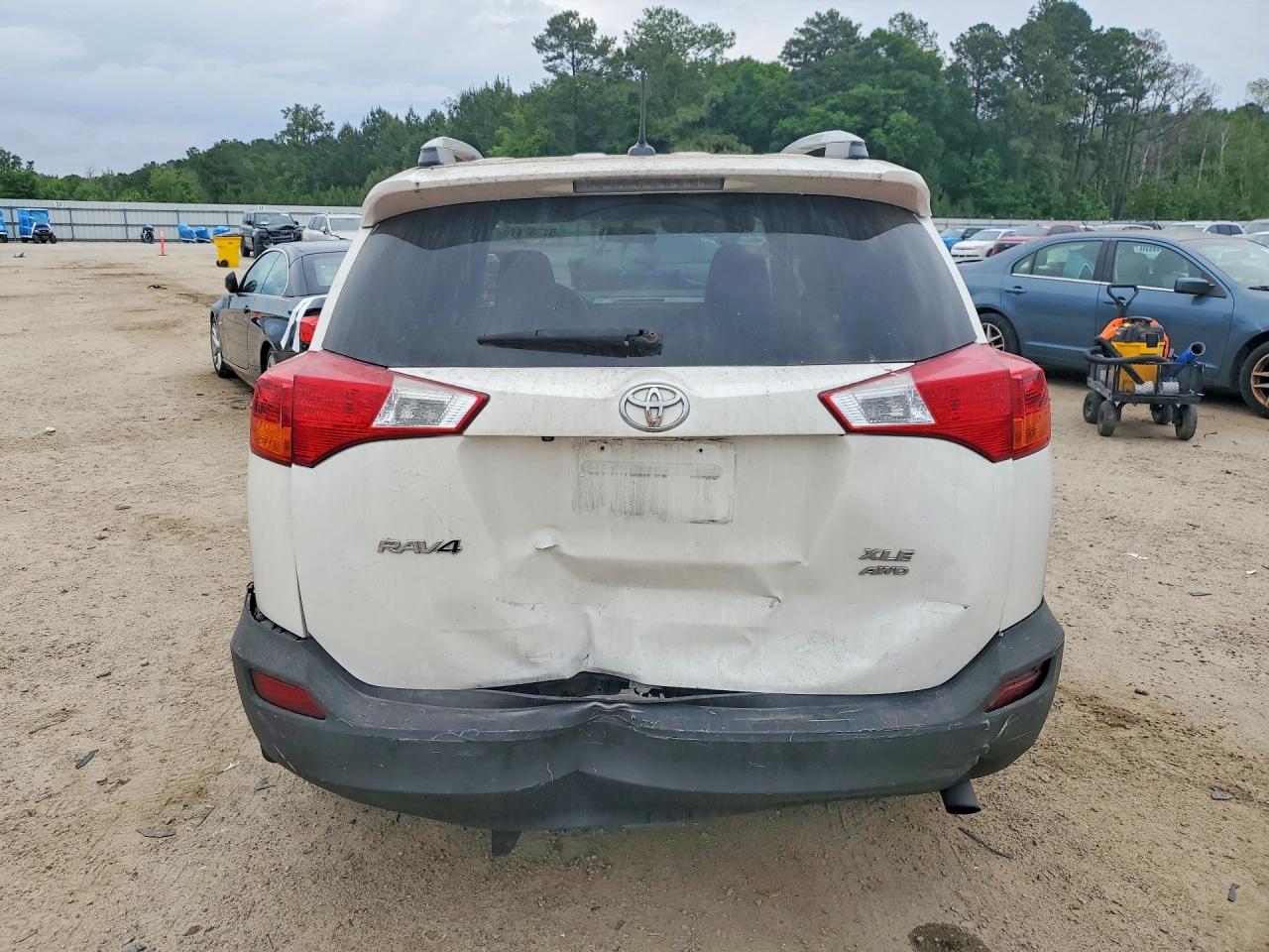 2015 Toyota Rav4 Xle White vin: 2T3RFREVXFW230051