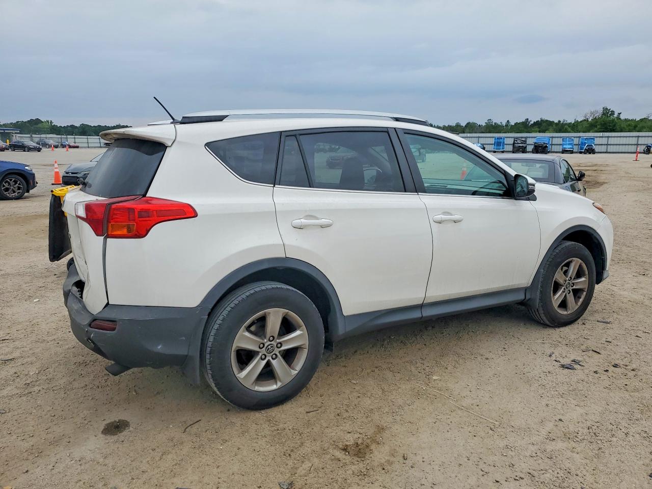 2015 Toyota Rav4 Xle White vin: 2T3RFREVXFW230051