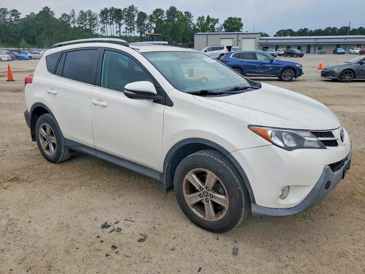2015 Toyota Rav4 Xle White vin: 2T3RFREVXFW230051