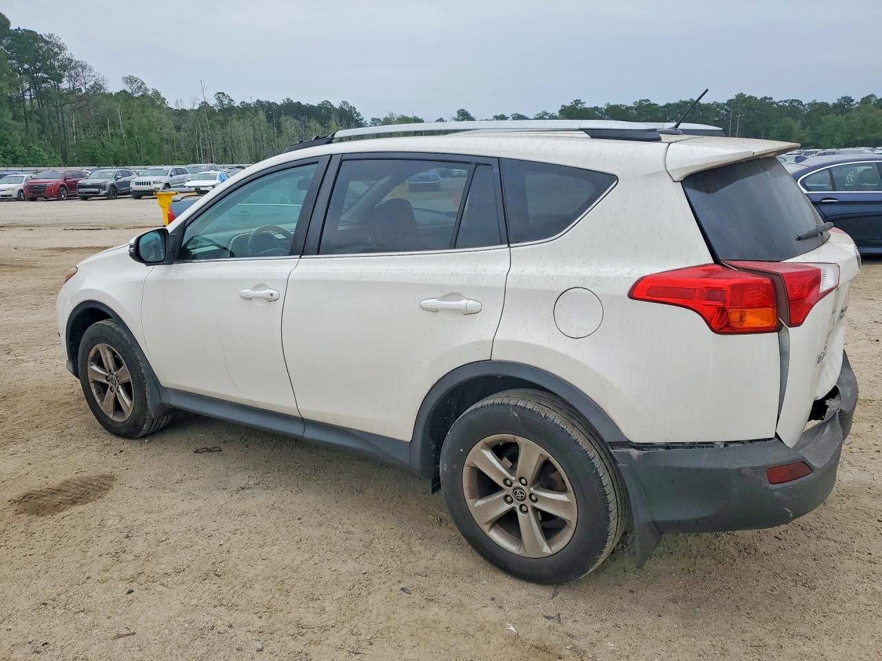2015 Toyota Rav4 Xle White vin: 2T3RFREVXFW230051