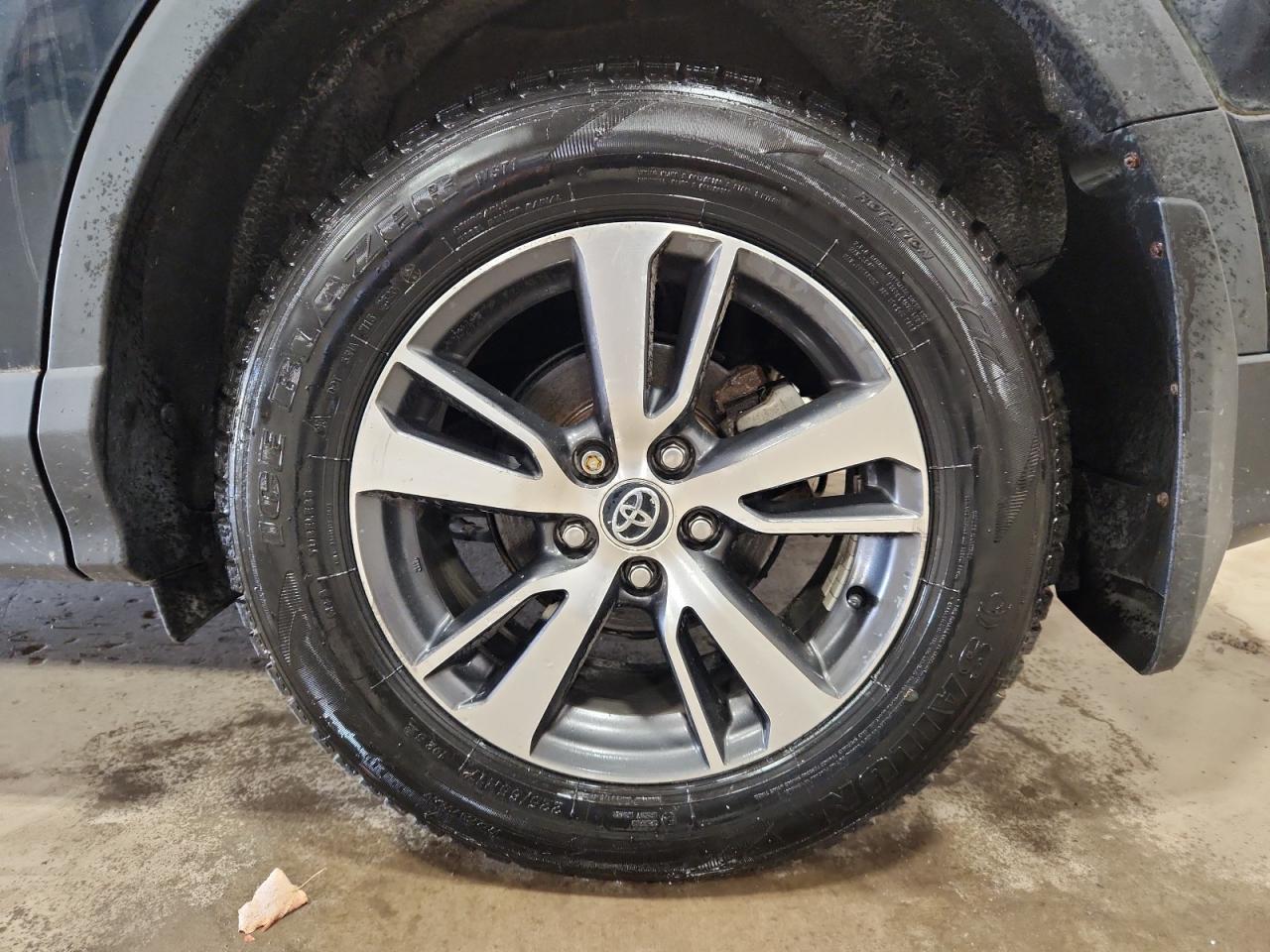 2017 Toyota Rav4 Xle Синий vin: 2T3RFREVXHW567077 Damage: Left Rear Wheel, Curb Rash, 1 To 2 Inches