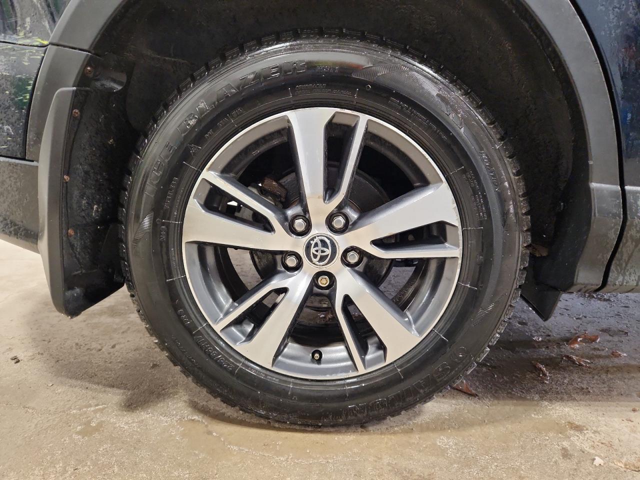 2017 Toyota Rav4 Xle Синий vin: 2T3RFREVXHW567077 Damage: Right Rear Wheel, Curb Rash, 5 To 6 Inches