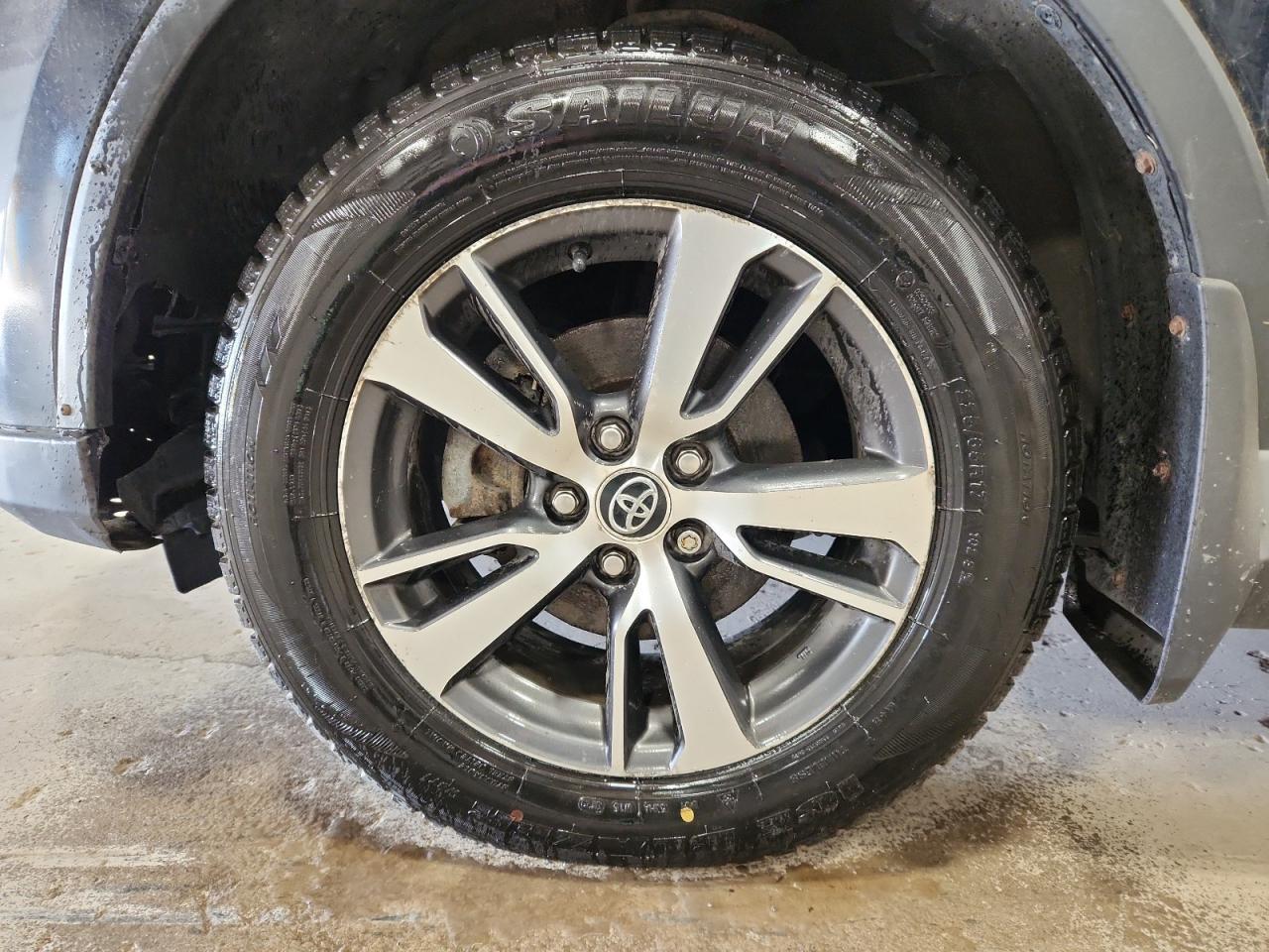 2017 Toyota Rav4 Xle Синий vin: 2T3RFREVXHW567077 Damage: Left Front Wheel, Curb Rash, > 12 Inches
